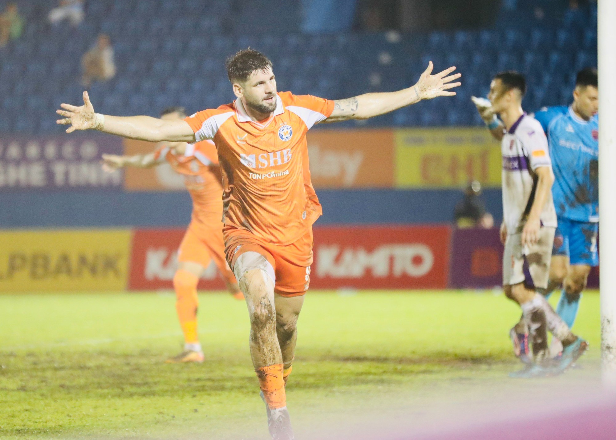 HAGL thiết lập cột mốc tệ nhất lịch sử CLB ở V.League, tiếp tục chìm sâu ở đáy bảng xếp hạng- Ảnh 5. HAGL thiết lập cột mốc tệ nhất lịch sử CLB ở V.League, tiếp tục chìm sâu ở đáy bảng xếp hạng- Ảnh 5.