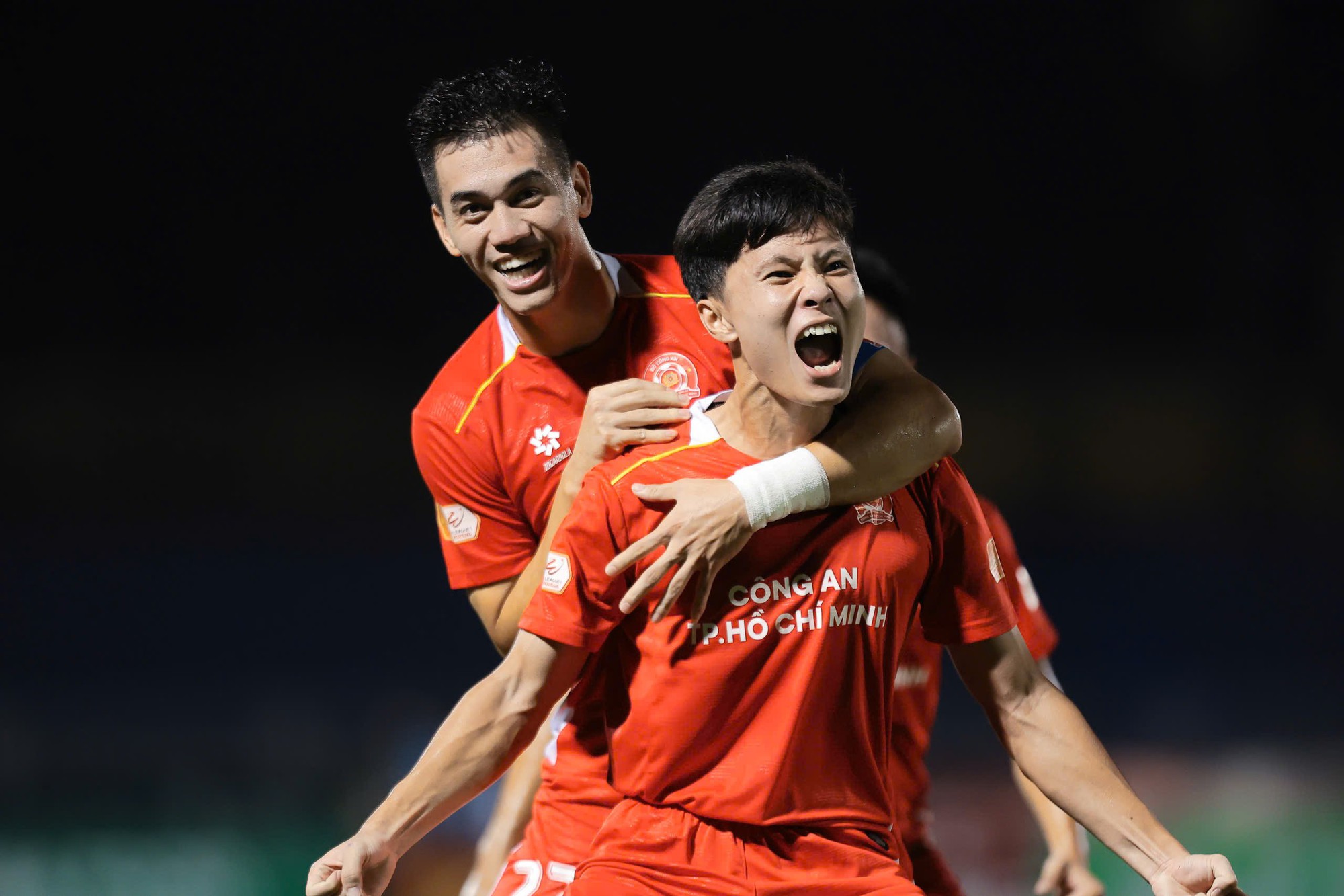 HAGL thiết lập cột mốc tệ nhất lịch sử CLB ở V.League, tiếp tục chìm sâu ở đáy bảng xếp hạng- Ảnh 4. HAGL thiết lập cột mốc tệ nhất lịch sử CLB ở V.League, tiếp tục chìm sâu ở đáy bảng xếp hạng- Ảnh 4.