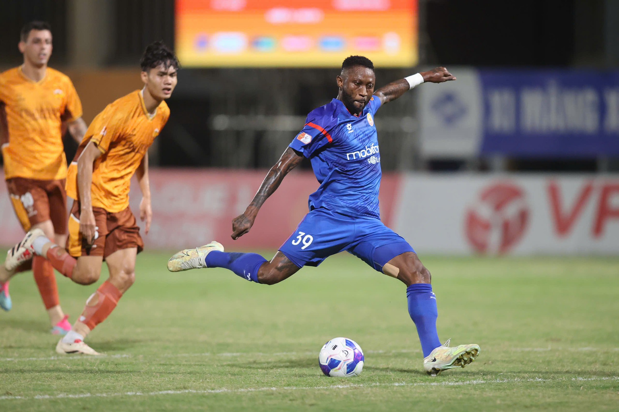 HAGL thiết lập cột mốc tệ nhất lịch sử CLB ở V.League, tiếp tục chìm sâu ở đáy bảng xếp hạng- Ảnh 2. HAGL thiết lập cột mốc tệ nhất lịch sử CLB ở V.League, tiếp tục chìm sâu ở đáy bảng xếp hạng- Ảnh 2.