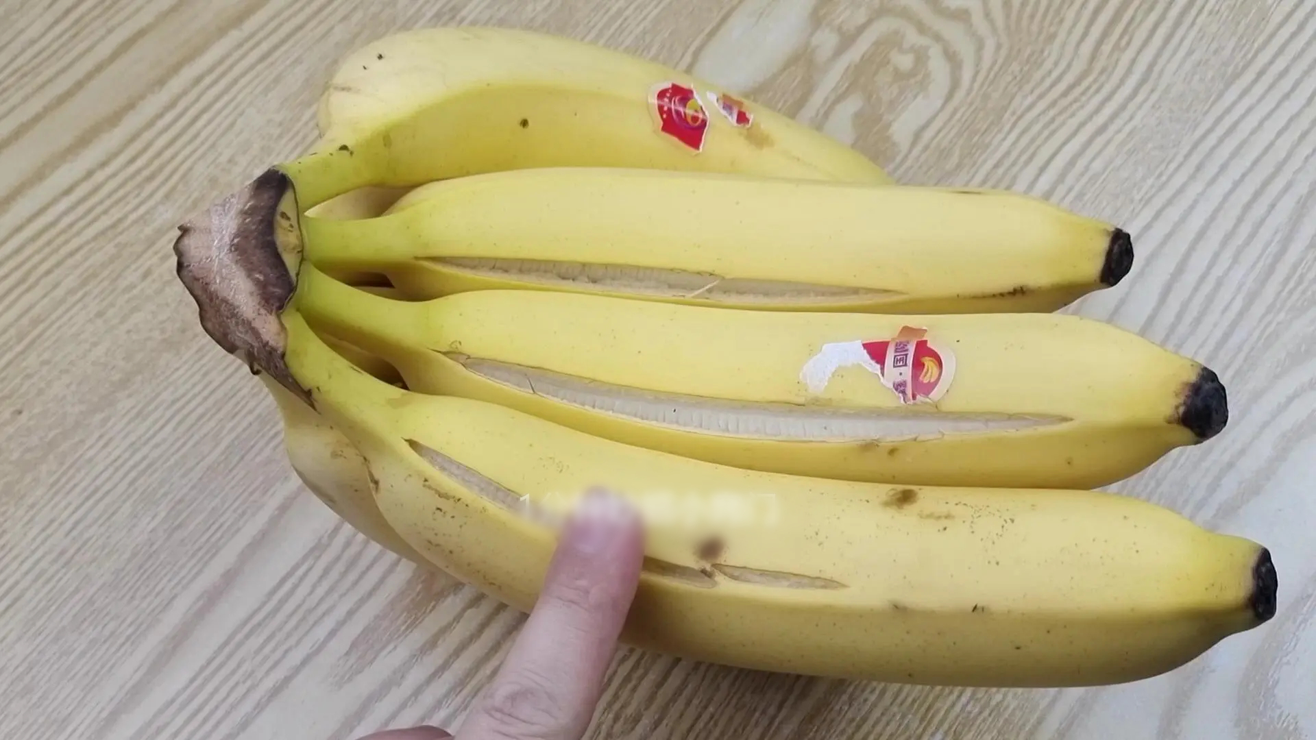 Khi mua chuối, người sành sỏi nhìn thấy 4 dấu hiệu này sẽ quay người bỏ đi ngay: Dù rẻ đến đâu cũng đừng mua!- Ảnh 4.