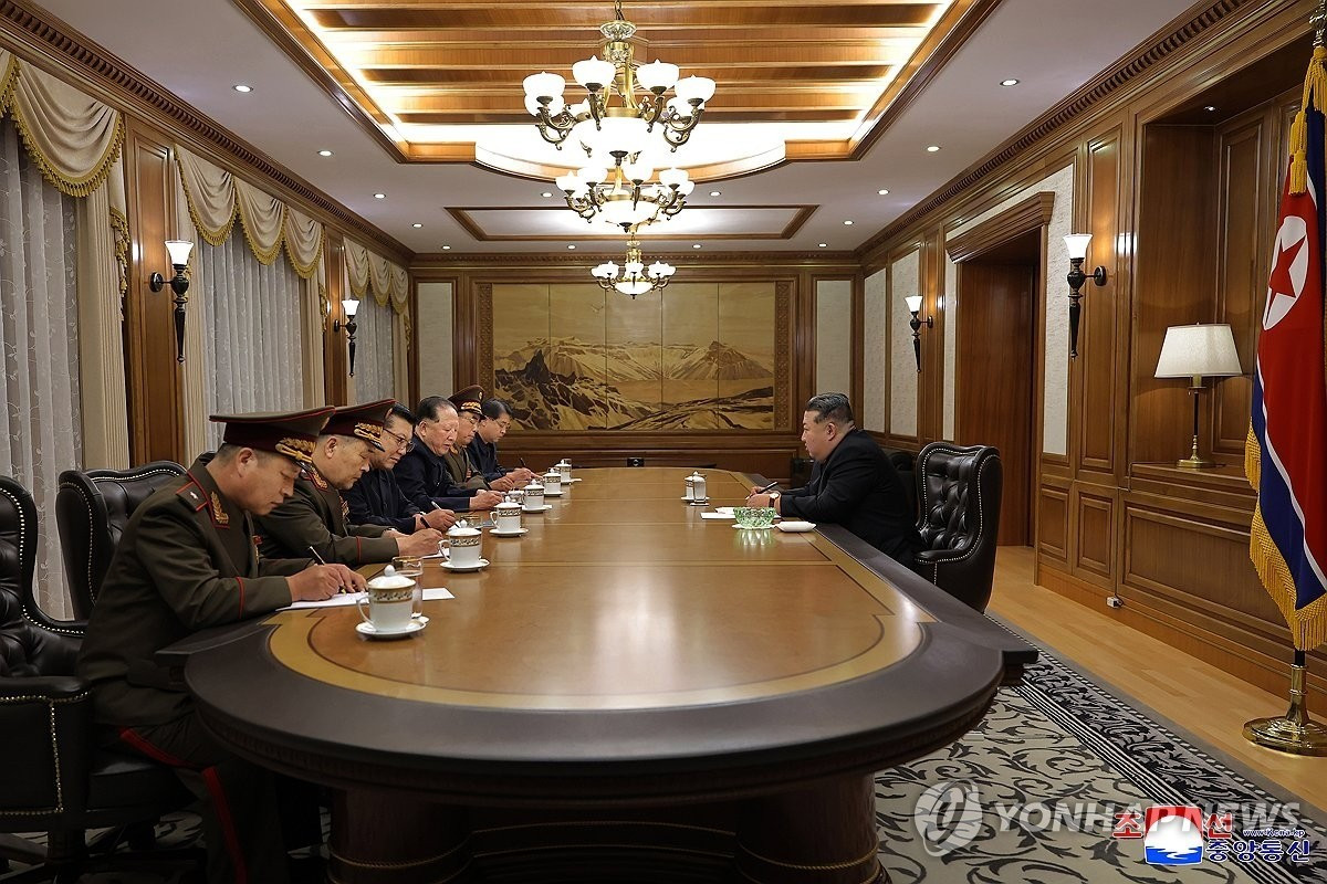 Chủ tịch Triều Tiên kêu gọi mài giũa 'tấm khiên và thanh kiếm' hạt nhân- Ảnh 2.