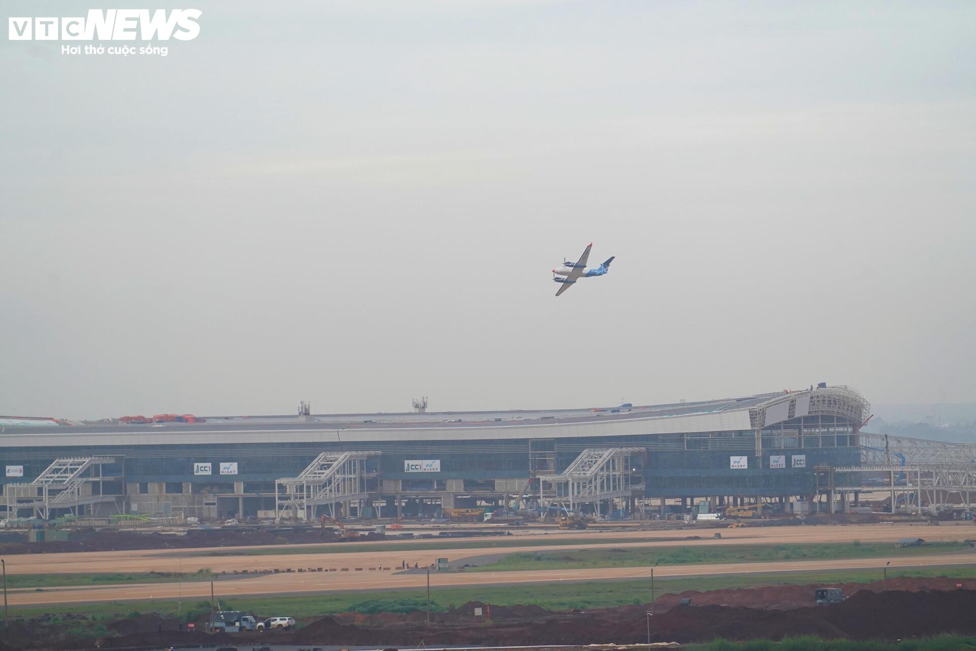 Xem Beechcraft KingAir 300 series bay hiệu chuẩn ở sân bay Long Thành- Ảnh 1.