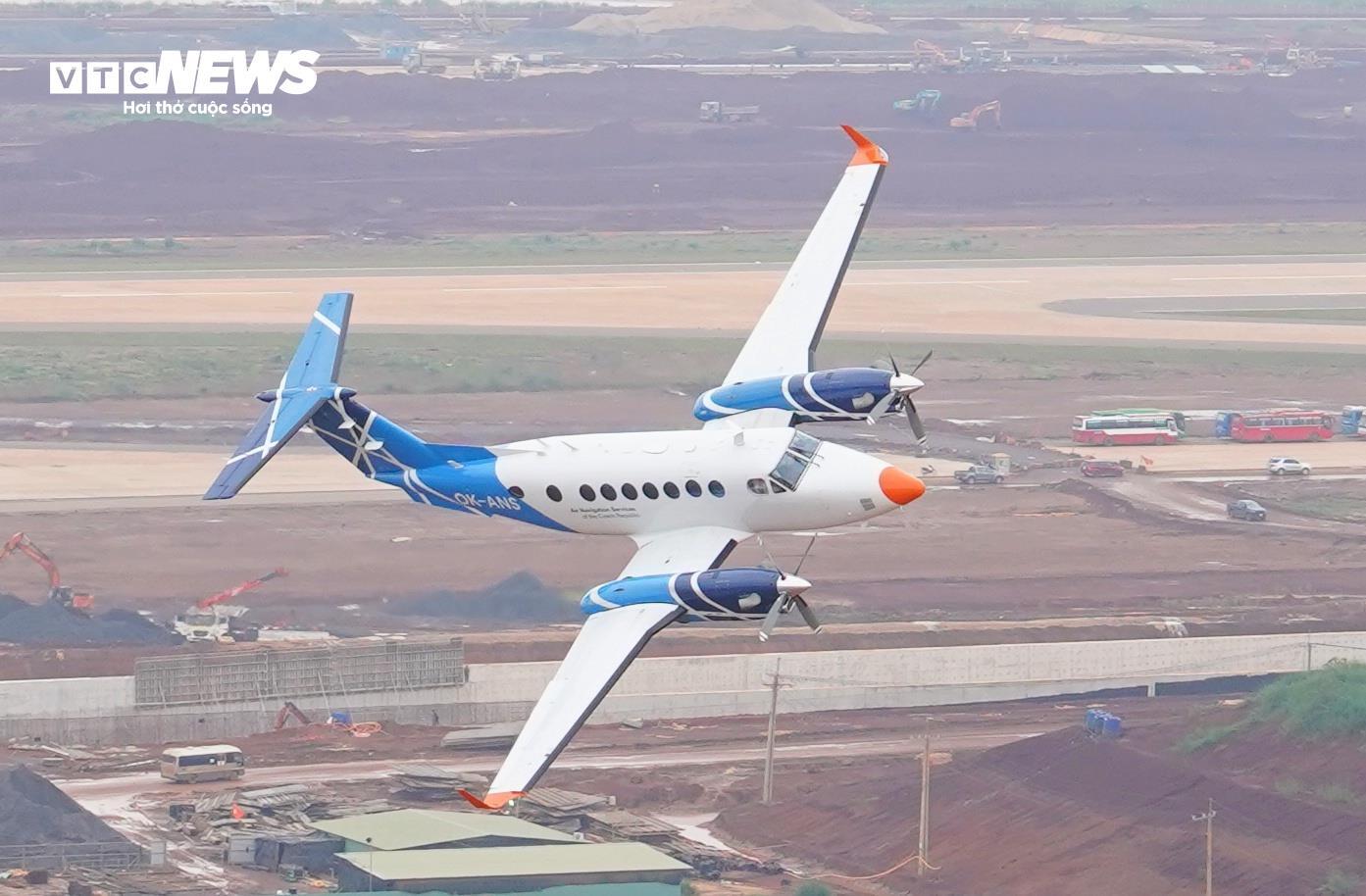 Xem Beechcraft KingAir 300 series bay hiệu chuẩn ở sân bay Long Thành- Ảnh 7.