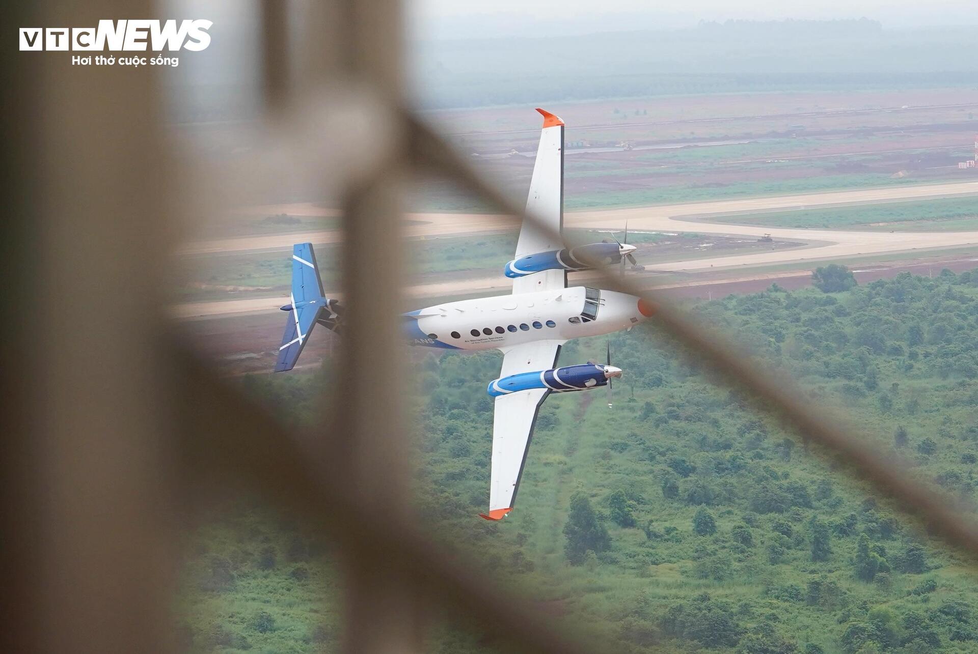 Xem Beechcraft KingAir 300 series bay hiệu chuẩn ở sân bay Long Thành- Ảnh 12.