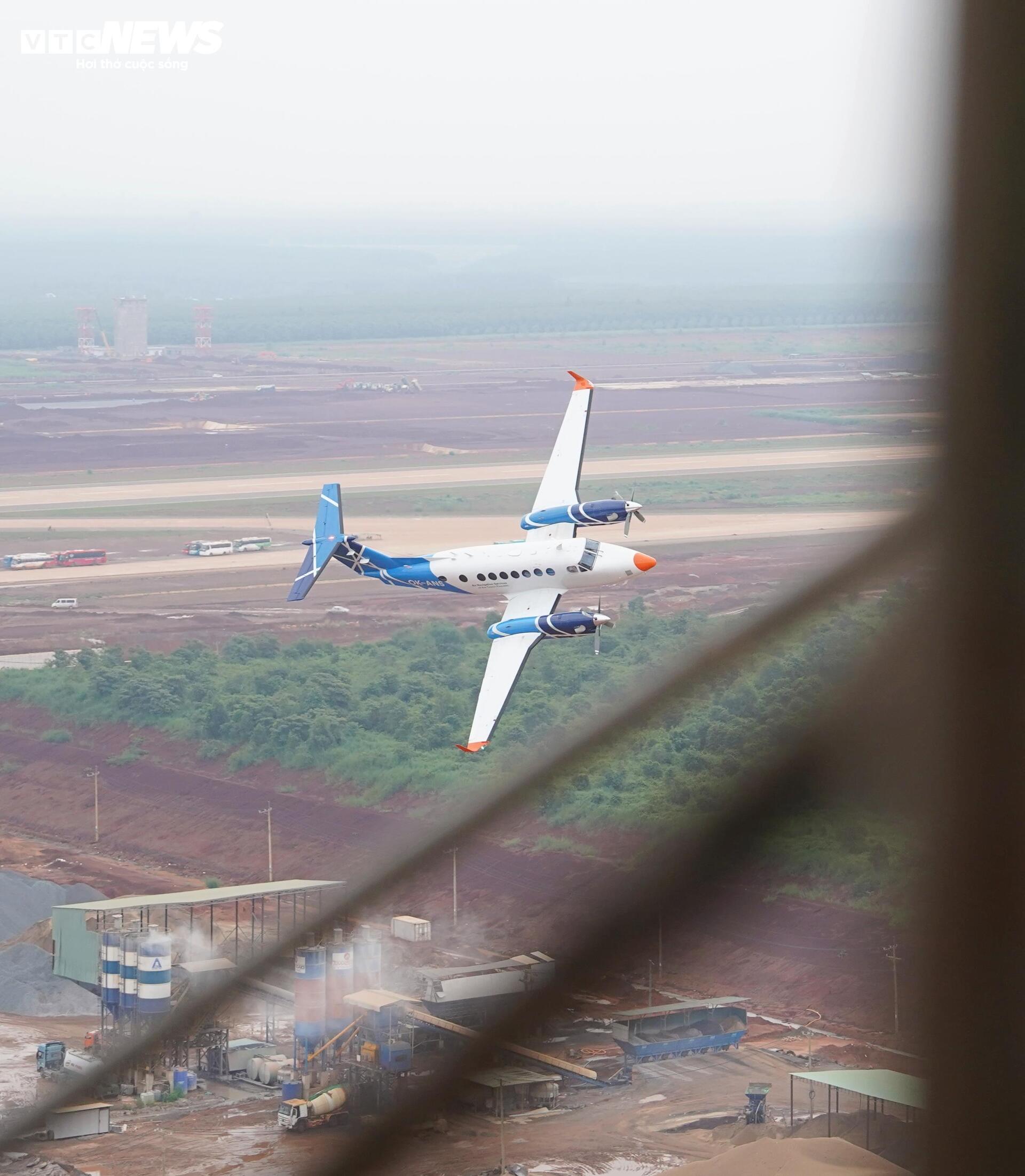 Xem Beechcraft KingAir 300 series bay hiệu chuẩn ở sân bay Long Thành- Ảnh 8.