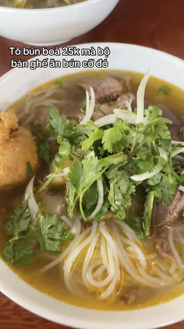 Về kể không ai tin quán bún bò ở Huế mang bàn ghế toàn gỗ quý ra phục vụ khách ăn- Ảnh 4. Về kể không ai tin quán bún bò ở Huế mang bàn ghế toàn gỗ quý ra phục vụ khách ăn- Ảnh 4.