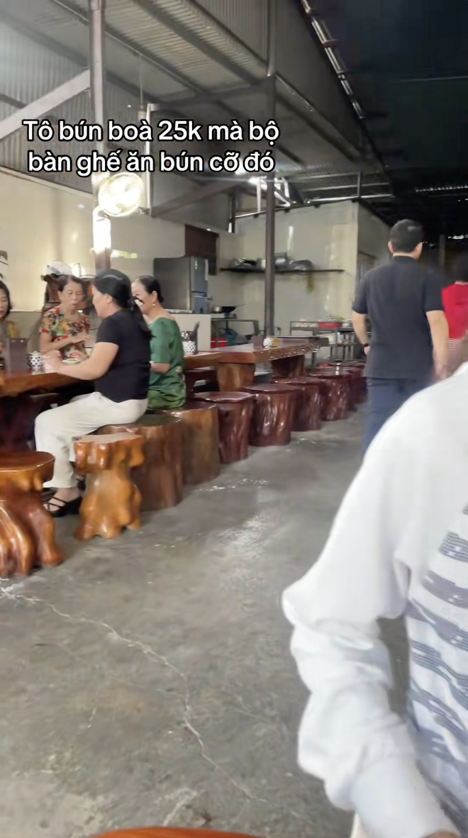 Về kể không ai tin quán bún bò ở Huế mang bàn ghế toàn gỗ quý ra phục vụ khách ăn- Ảnh 1. Về kể không ai tin quán bún bò ở Huế mang bàn ghế toàn gỗ quý ra phục vụ khách ăn- Ảnh 1.