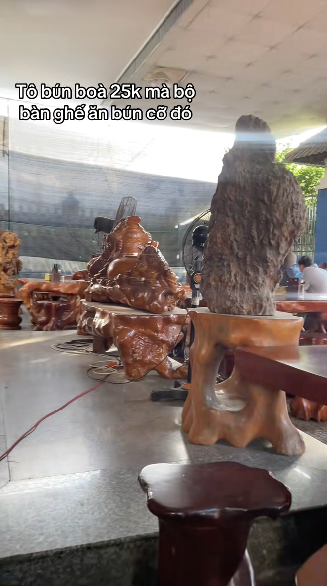 Về kể không ai tin quán bún bò ở Huế mang bàn ghế toàn gỗ quý ra phục vụ khách ăn- Ảnh 2. Về kể không ai tin quán bún bò ở Huế mang bàn ghế toàn gỗ quý ra phục vụ khách ăn- Ảnh 2.