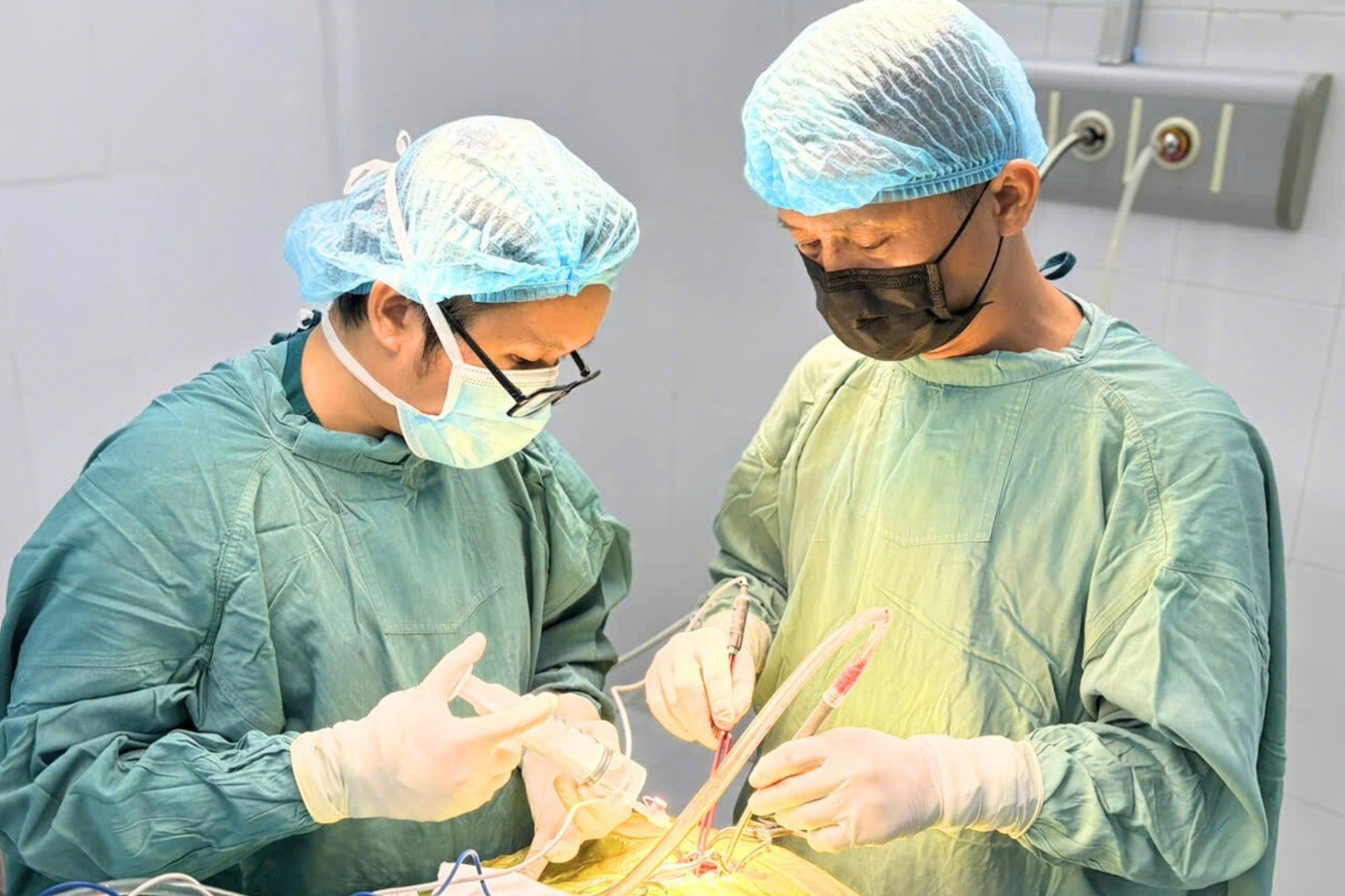 Mở Hộp Sọ Lấy Máu Tụ Cứu Bệnh Nhi Bị Ngã Từ Gác Trọ Cao 2,5M- Ảnh 1. Mở Hộp Sọ Lấy Máu Tụ Cứu Bệnh Nhi Bị Ngã Từ Gác Trọ Cao 2,5M- Ảnh 1.