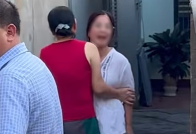 Người phụ nữ phản ứng gay gắt khi bị nhắc đỗ xe chắn lối đi: Sự việc kh&ocirc;ng đơn thuần như clip- Ảnh 1.