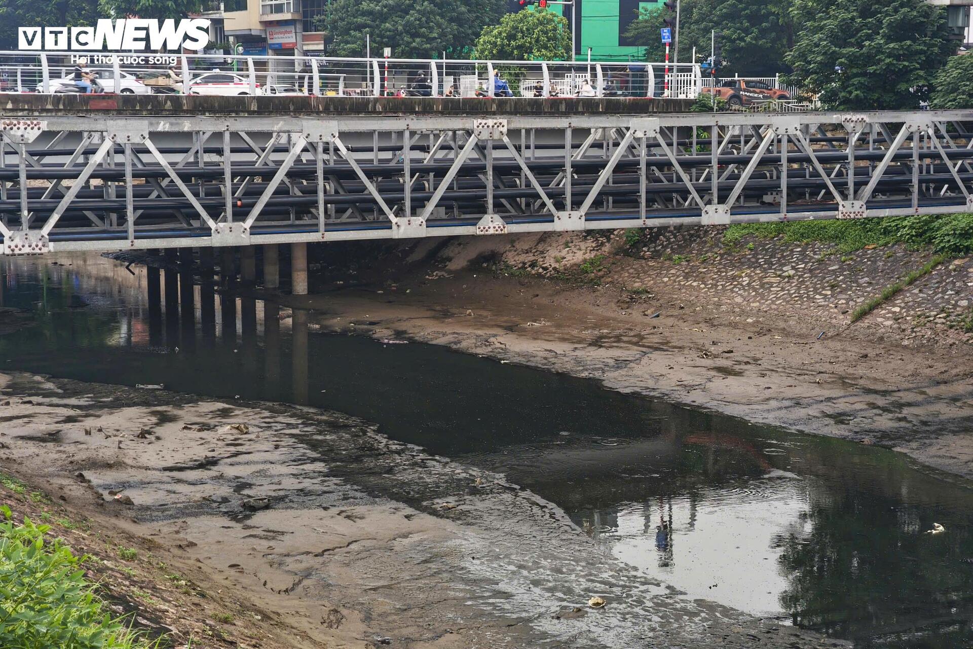 Nước sông Tô Lịch trong xanh trở lại sau cảnh cạn trơ đáy, cá chết bốc mùi- Ảnh 3.