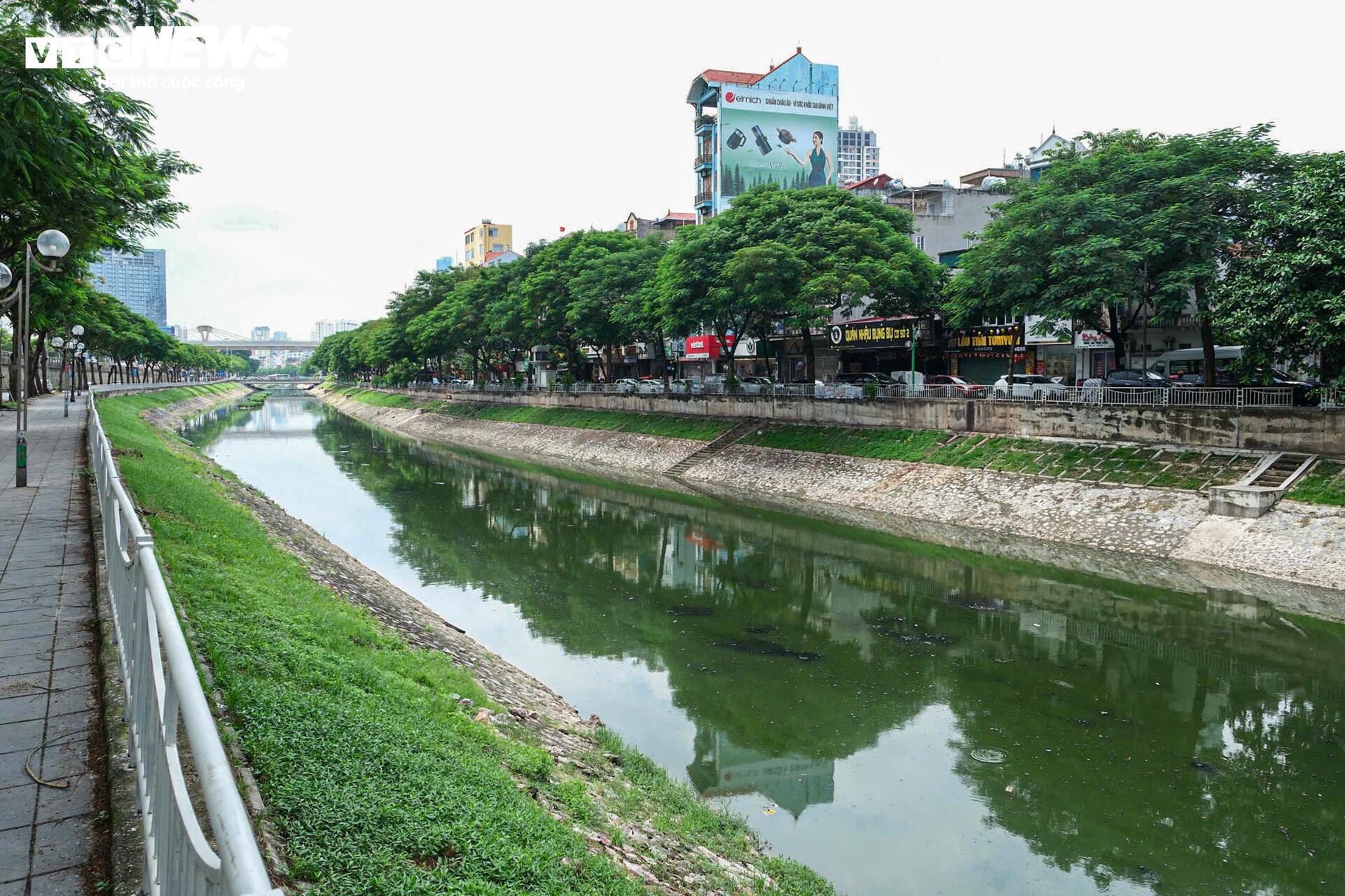 Nước sông Tô Lịch trong xanh trở lại sau cảnh cạn trơ đáy, cá chết bốc mùi- Ảnh 1.