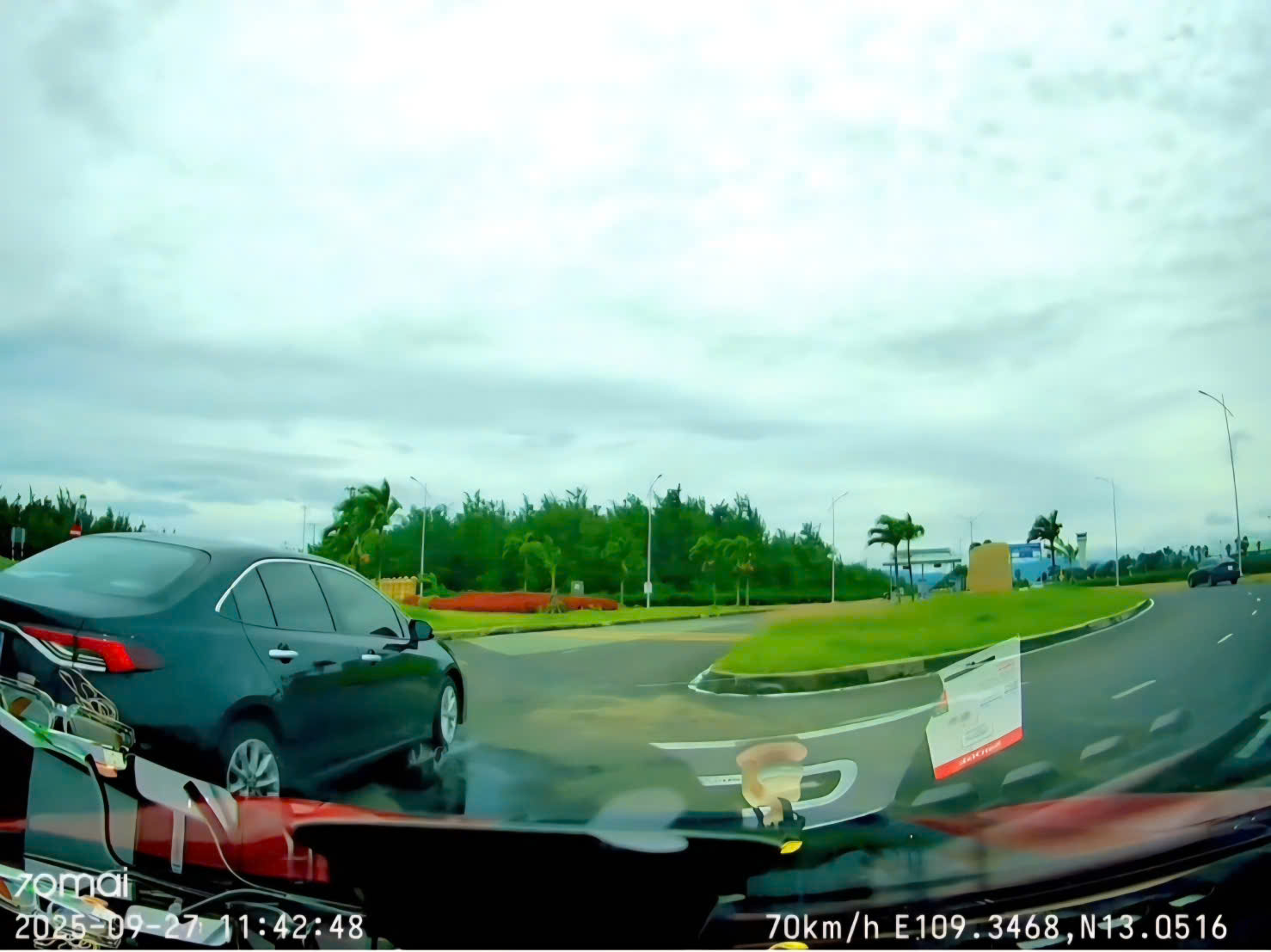 CLIP: Xe gắn biển xanh chạy ngược chiều, sang đường ẩu suýt gây tai nạn- Ảnh 1. CLIP: Xe gắn biển xanh chạy ngược chiều, sang đường ẩu suýt gây tai nạn- Ảnh 1.