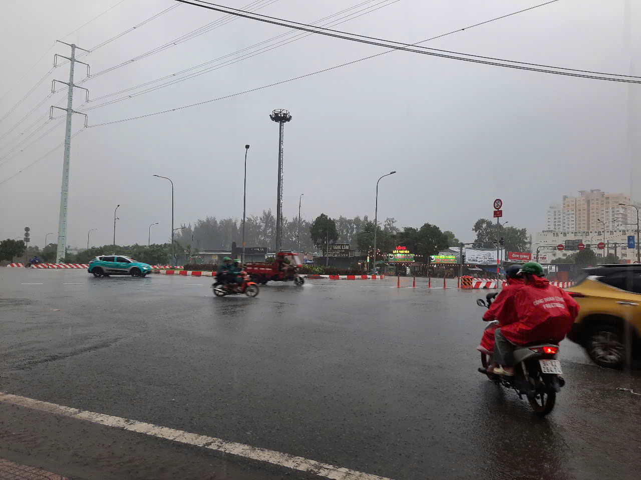 Bầu trời TP HCM tối sầm, mưa lớn trút xuống nhiều nơi- Ảnh 2.