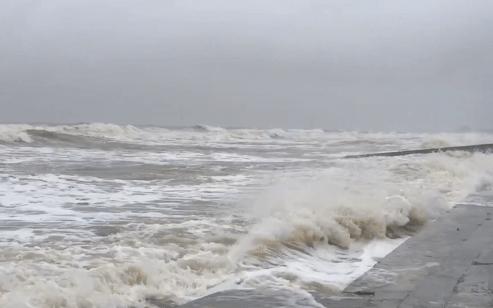 Cập nhật Bão số 10: Bão Bualoi đang tiến thẳng vào Huế, nhiều nơi mưa to, gió giật cấp 15