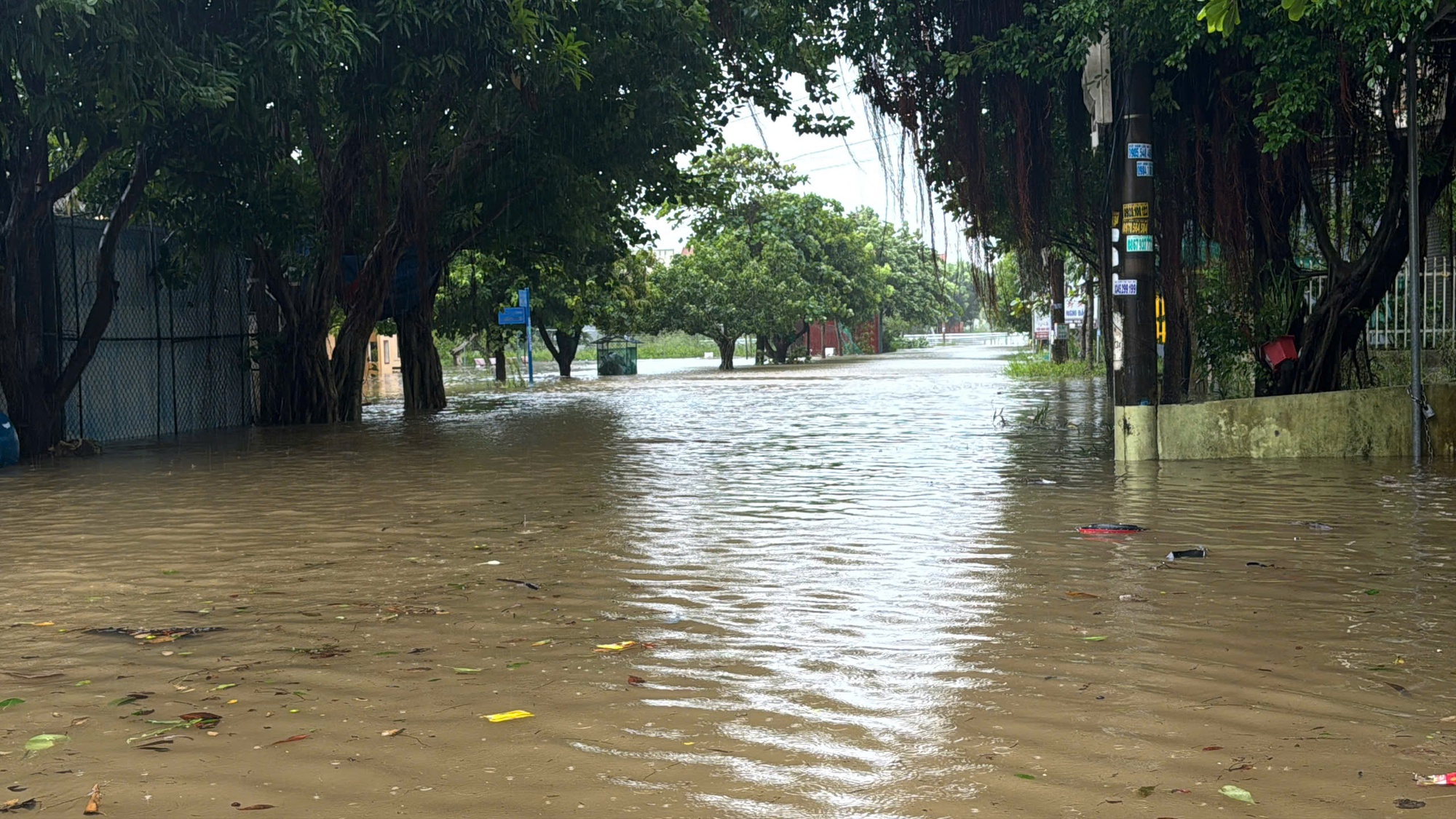 VIDEO: Bão số 10 Bualoi chưa tới, nước đã dâng ngập nhà dân- Ảnh 1. VIDEO: Bão số 10 Bualoi chưa tới, nước đã dâng ngập nhà dân- Ảnh 1.