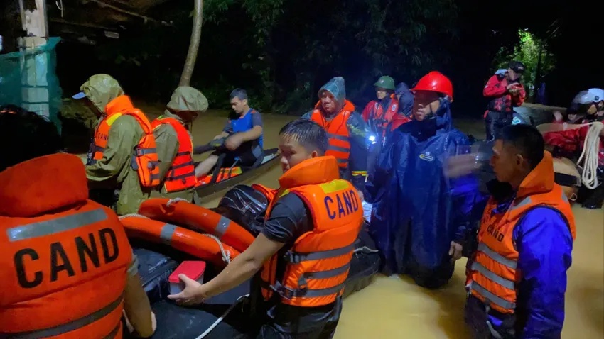 Đau x&eacute; l&ograve;ng lời kể của người chồng về gi&acirc;y ph&uacute;t vợ bị lũ cuốn khi c&ugrave;ng nhau bắt xe về qu&ecirc;: Chỉ kịp nghe tiếng gọi "Anh ơi, cứu em&hellip;&rdquo;- Ảnh 2.