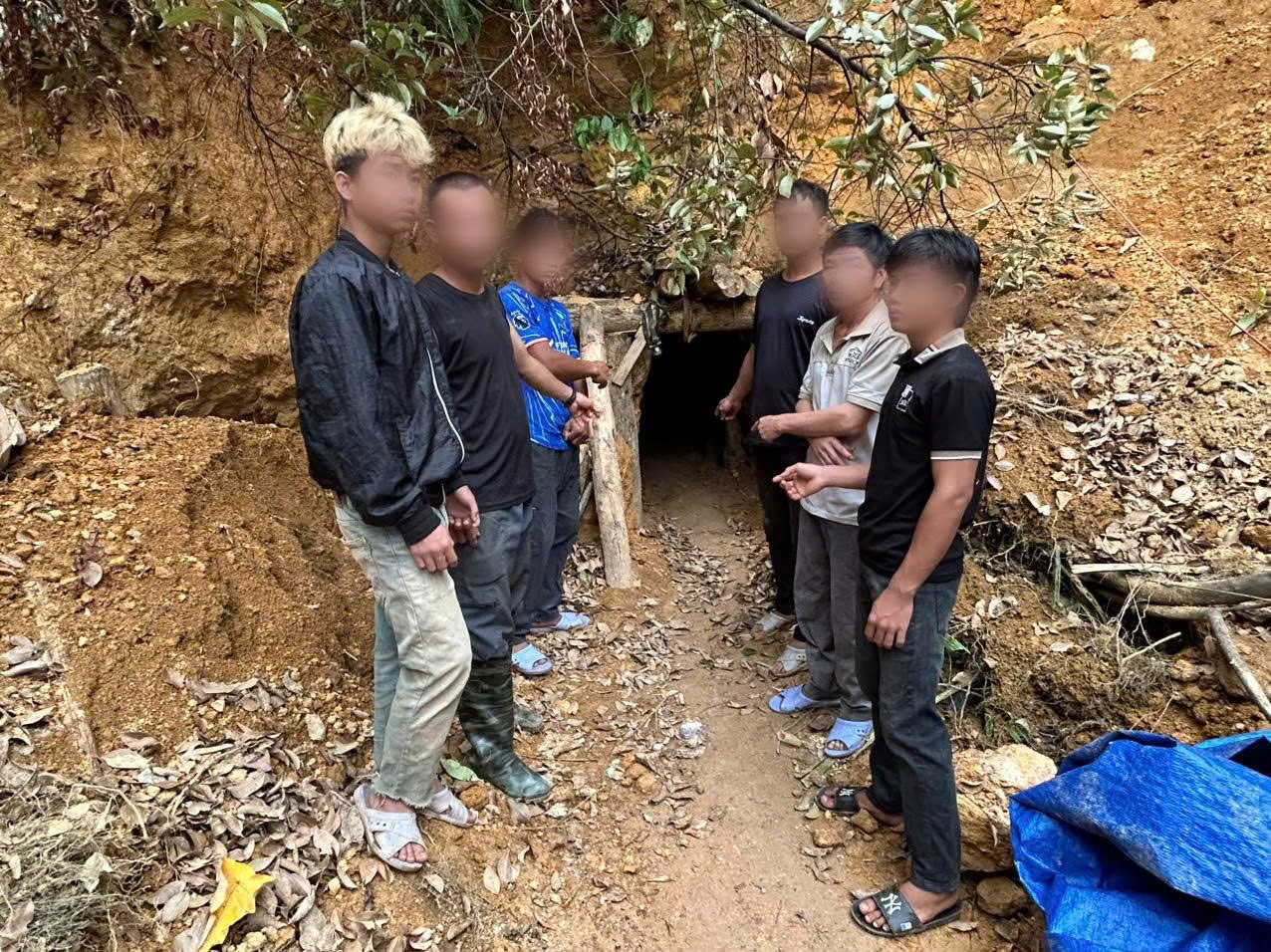 Đột k&iacute;ch, bắt quả tang 7 đối tượng khai th&aacute;c v&agrave;ng tr&aacute;i ph&eacute;p ở Đ&agrave; Nẵng- Ảnh 1.