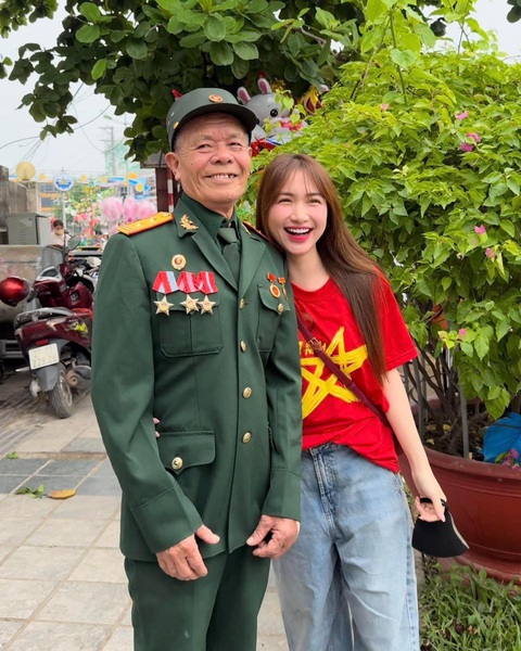 Hoà Minzy lần đầu chia sẻ biến cố ông đột ngột qua đời, khóc nức nở khi thấy giường ông nay chỉ còn di ảnh- Ảnh 7.