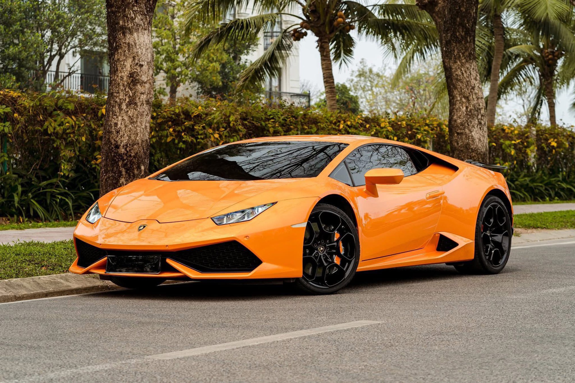 Chiếc Lamborghini Huracan này ‘mất giá hơn 1 tỷ/năm’, bán lại ngang Porsche Taycan mua mới mà vẫn được mác siêu xe- Ảnh 3. Chiếc Lamborghini Huracan này ‘mất giá hơn 1 tỷ/năm’, bán lại ngang Porsche Taycan mua mới mà vẫn được mác siêu xe- Ảnh 3.