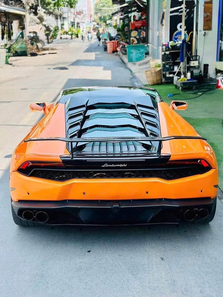 Chiếc Lamborghini Huracan này ‘mất giá hơn 1 tỷ/năm’, bán lại ngang Porsche Taycan mua mới mà vẫn được mác siêu xe- Ảnh 6. Chiếc Lamborghini Huracan này ‘mất giá hơn 1 tỷ/năm’, bán lại ngang Porsche Taycan mua mới mà vẫn được mác siêu xe- Ảnh 6.