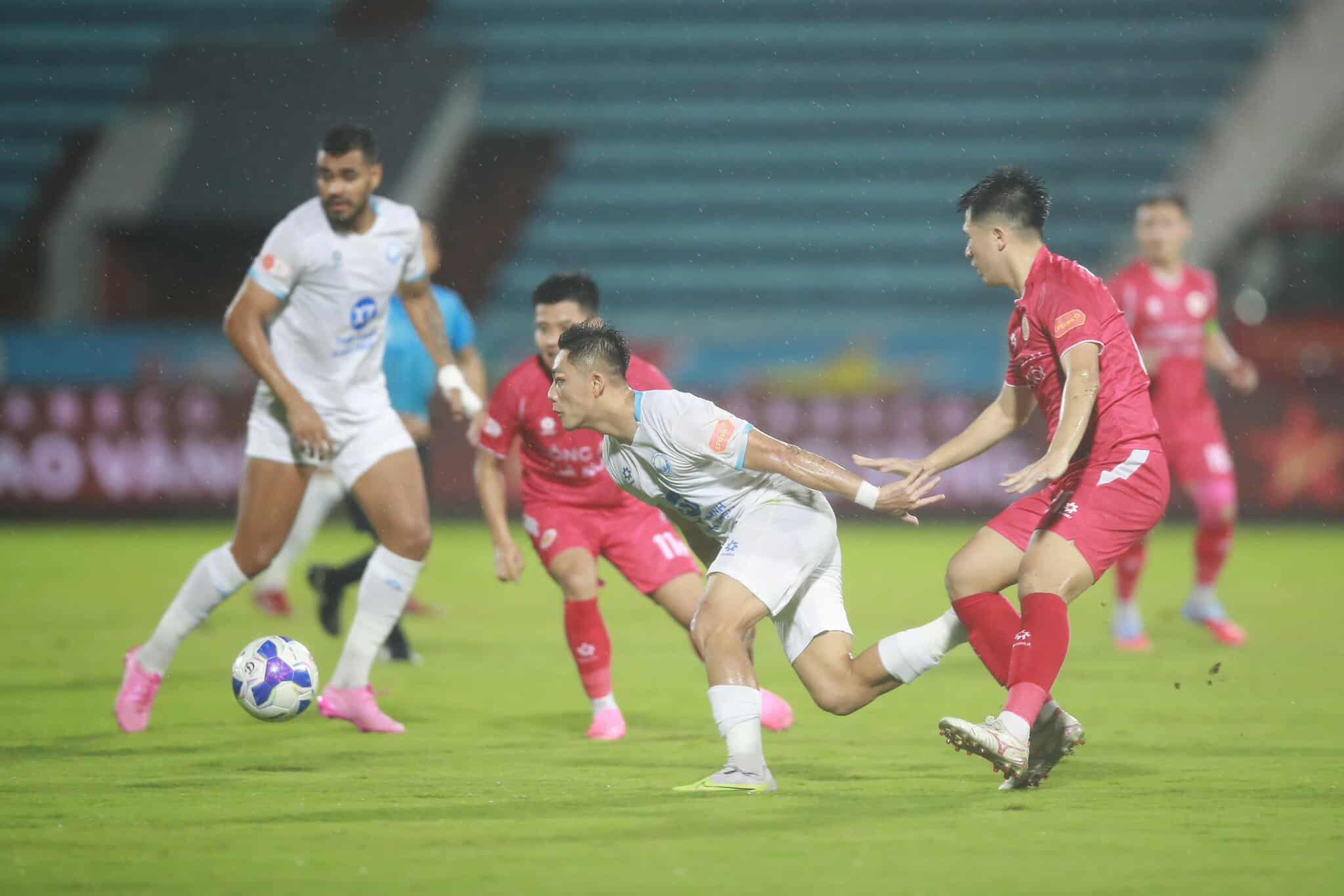 Xuân Son “buồn rười rượi’, Quang Hải ghi dấu ấn ngày CLB Nam Định thua trắng trên sân nhà- Ảnh 1.