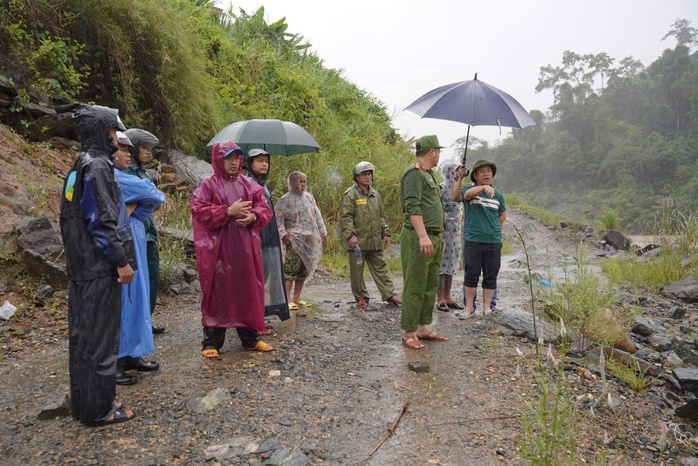Xót xa rạp cưới ở Đà Nẵng bị gió quật te tua trong bão số 10- Ảnh 4. Xót xa rạp cưới ở Đà Nẵng bị gió quật te tua trong bão số 10- Ảnh 4.