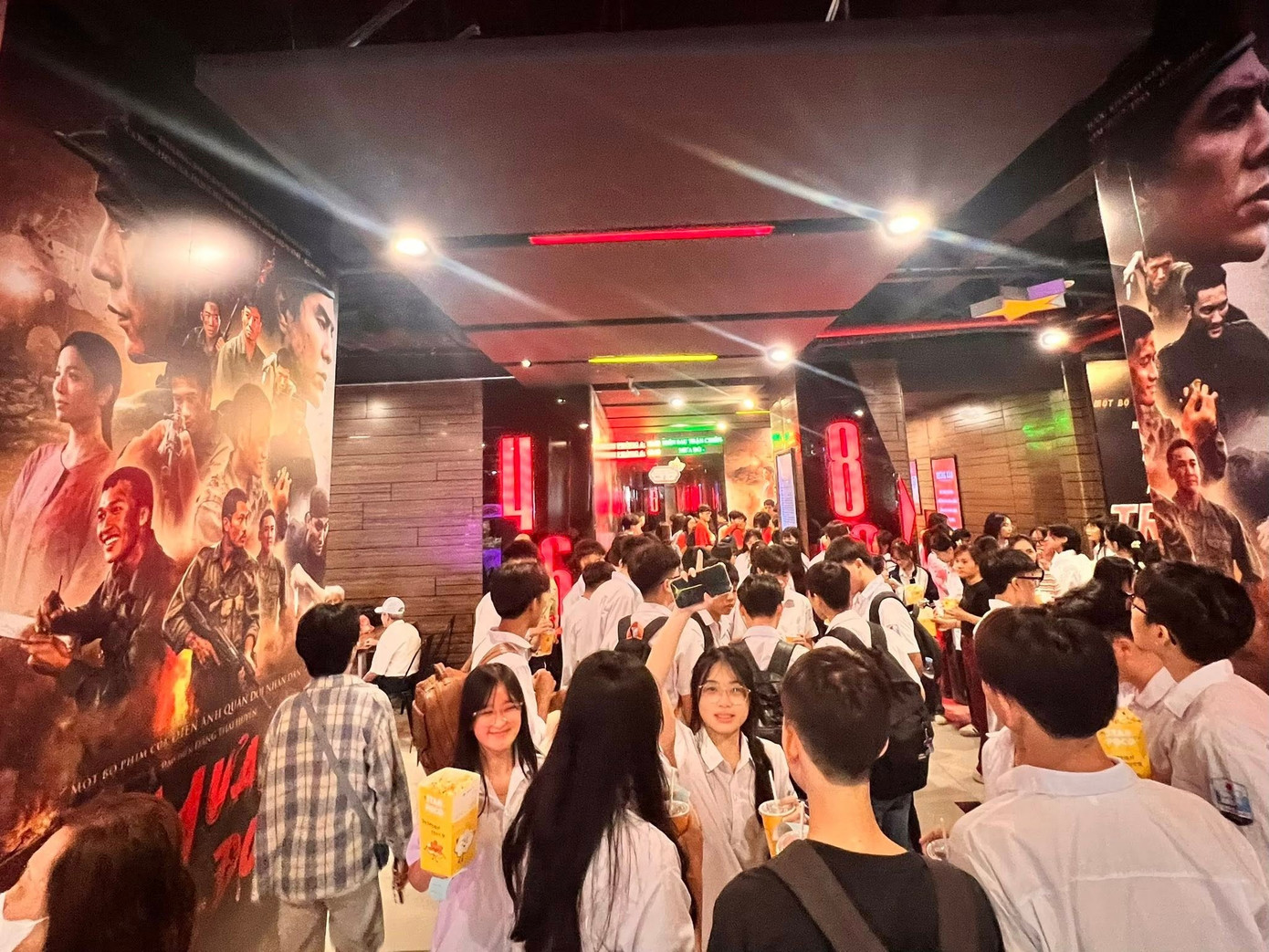 Suất chiếu cuối cùng của 'Mưa đỏ'- Ảnh 2. Suất chiếu cuối cùng của 'Mưa đỏ'- Ảnh 2.