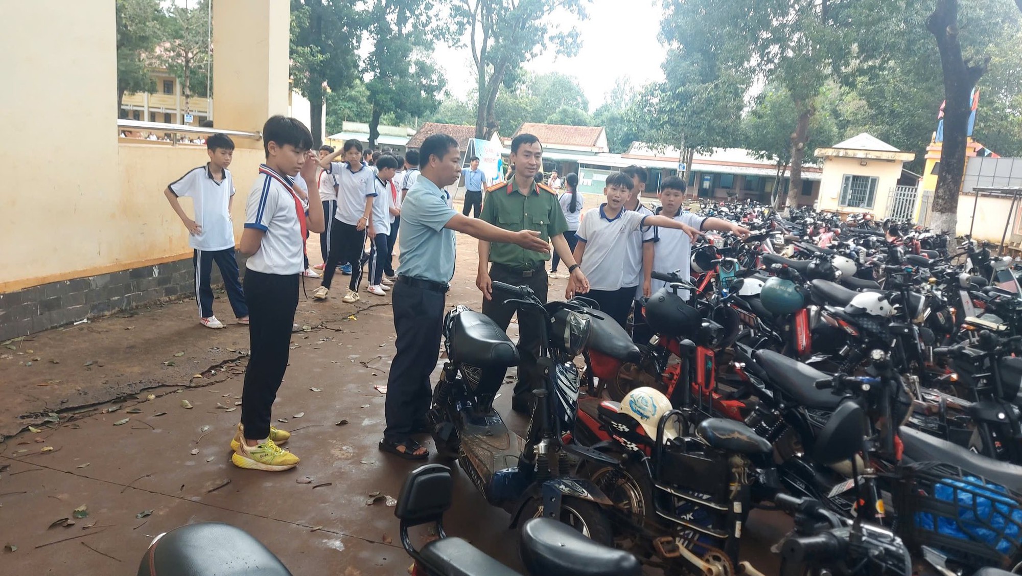 Công an Đồng Nai kiểm tra loạt tiệm sửa xe- Ảnh 2. Công an Đồng Nai kiểm tra loạt tiệm sửa xe- Ảnh 2.