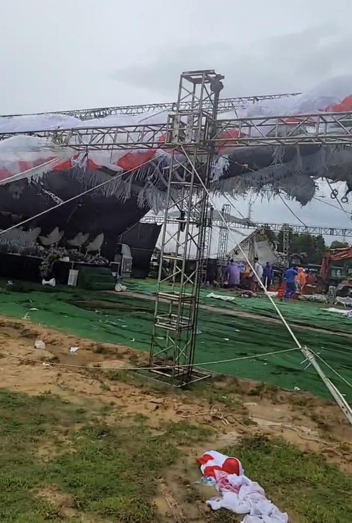 Xót xa rạp cưới ở Đà Nẵng bị gió quật te tua trong bão số 10- Ảnh 8. Xót xa rạp cưới ở Đà Nẵng bị gió quật te tua trong bão số 10- Ảnh 8.