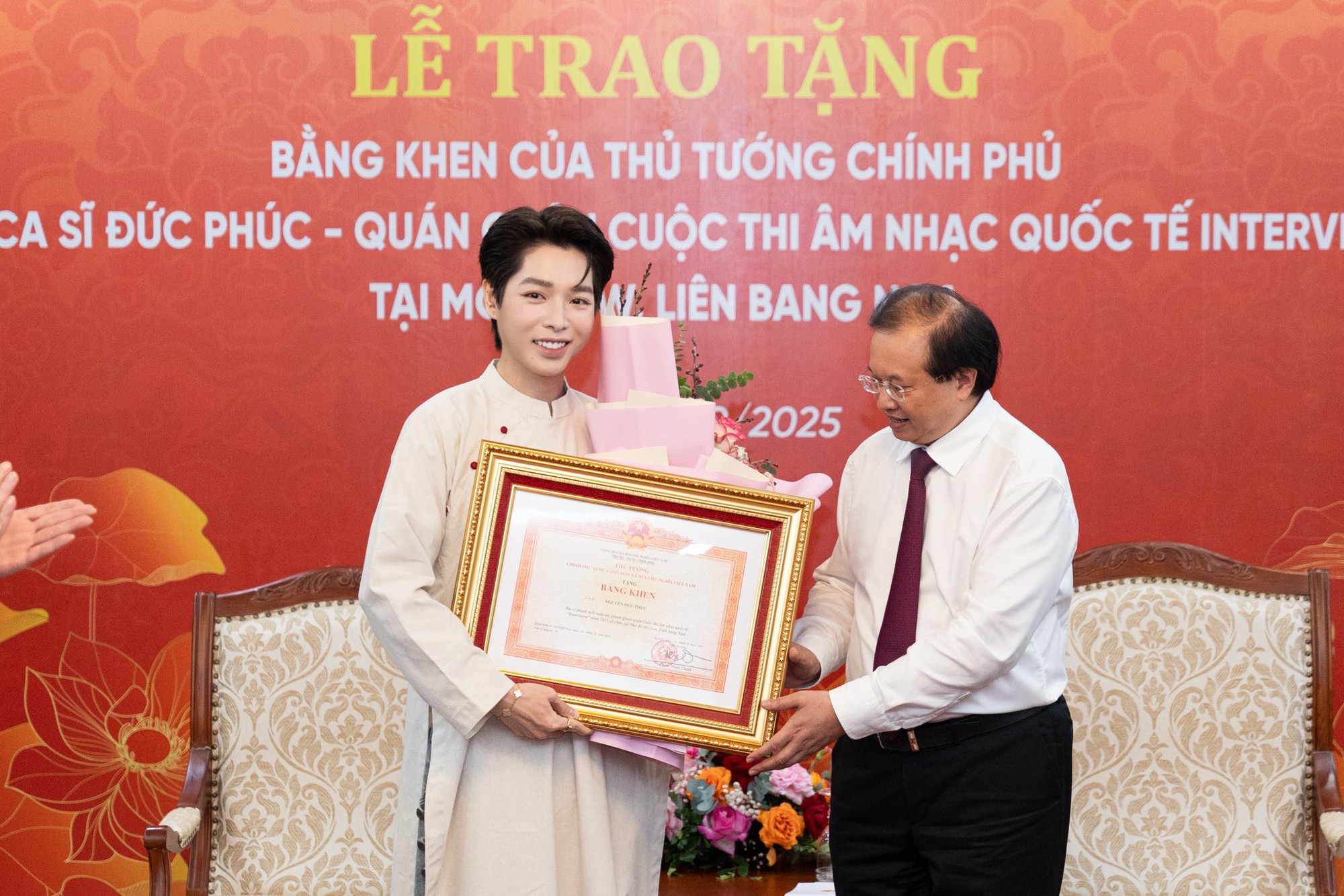Mẹ Đức Phúc lên tiếng về tranh cãi của con trai- Ảnh 6. Mẹ Đức Phúc lên tiếng về tranh cãi của con trai- Ảnh 6.