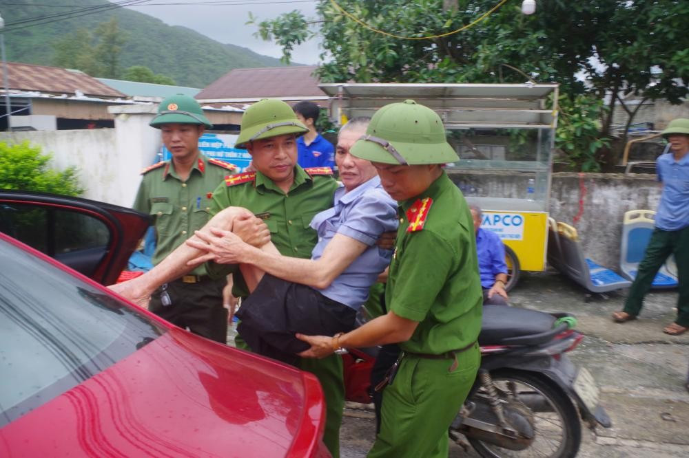 Hà Tĩnh gấp rút di dời người dân khỏi khu vực nguy hiểm ‘chạy bão’ Bualoi- Ảnh 9.
