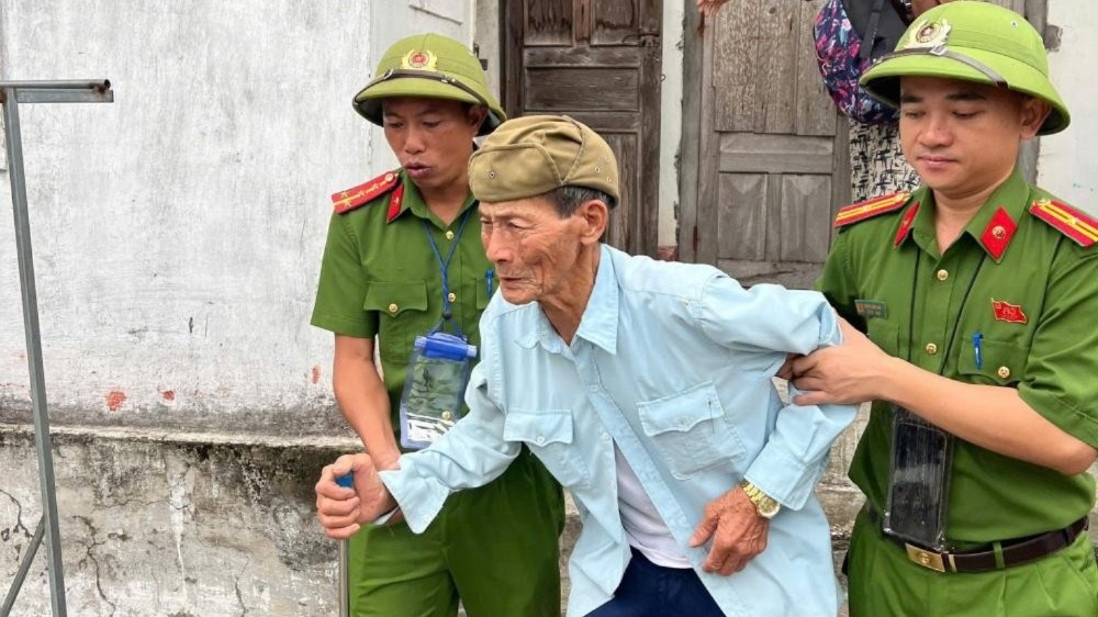 Hà Tĩnh gấp rút di dời người dân khỏi khu vực nguy hiểm ‘chạy bão’ Bualoi- Ảnh 8.