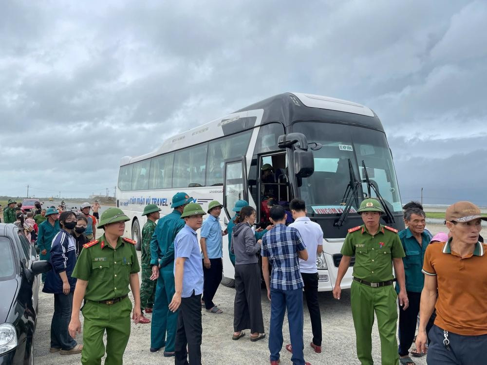 Hà Tĩnh gấp rút di dời người dân khỏi khu vực nguy hiểm ‘chạy bão’ Bualoi- Ảnh 7.