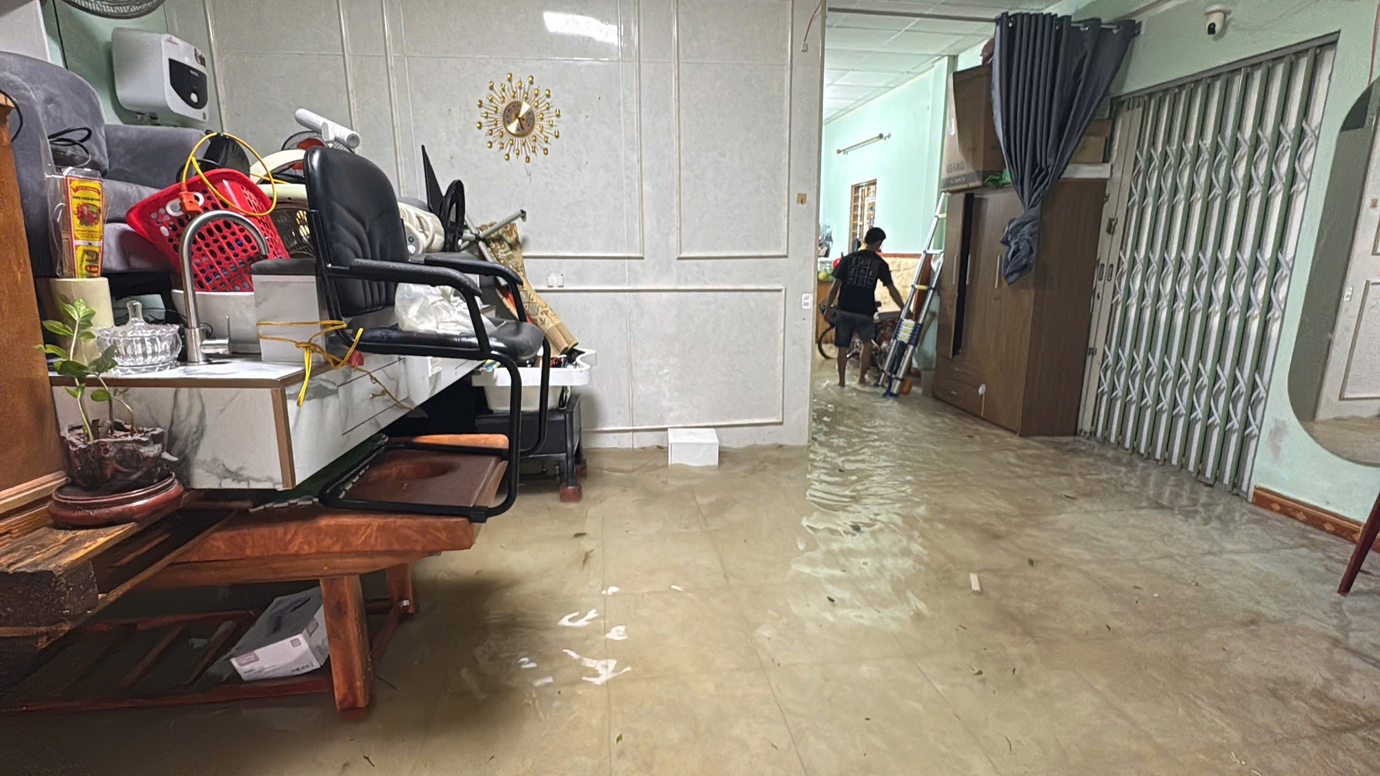 VIDEO: Bão số 10 Bualoi chưa tới, nước đã dâng ngập nhà dân- Ảnh 3. VIDEO: Bão số 10 Bualoi chưa tới, nước đã dâng ngập nhà dân- Ảnh 3.