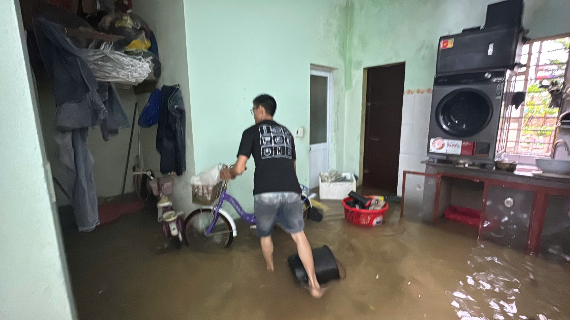 VIDEO: Bão số 10 Bualoi chưa tới, nước đã dâng ngập nhà dân- Ảnh 4. VIDEO: Bão số 10 Bualoi chưa tới, nước đã dâng ngập nhà dân- Ảnh 4.