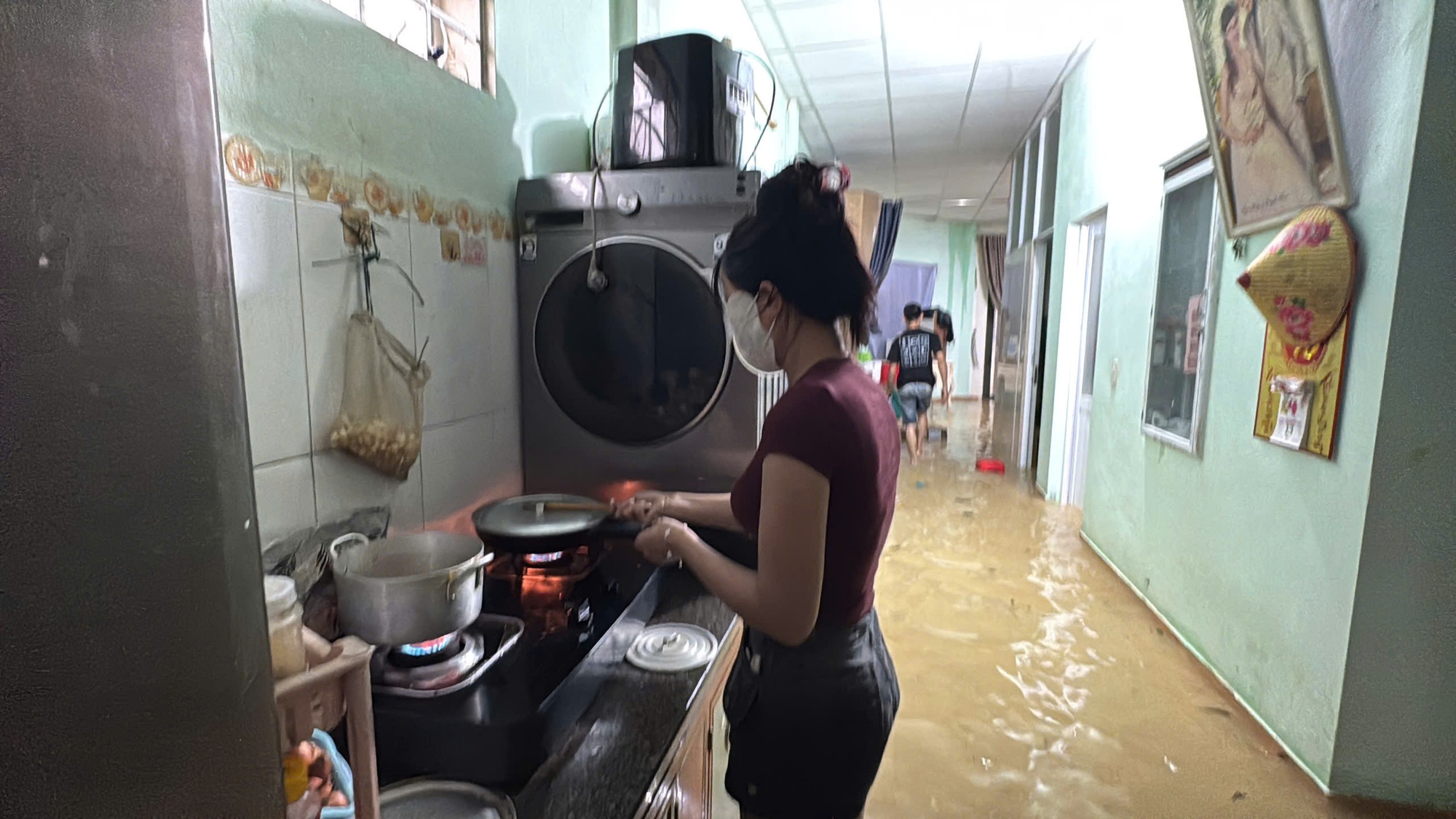 VIDEO: Bão số 10 Bualoi chưa tới, nước đã dâng ngập nhà dân- Ảnh 5. VIDEO: Bão số 10 Bualoi chưa tới, nước đã dâng ngập nhà dân- Ảnh 5.