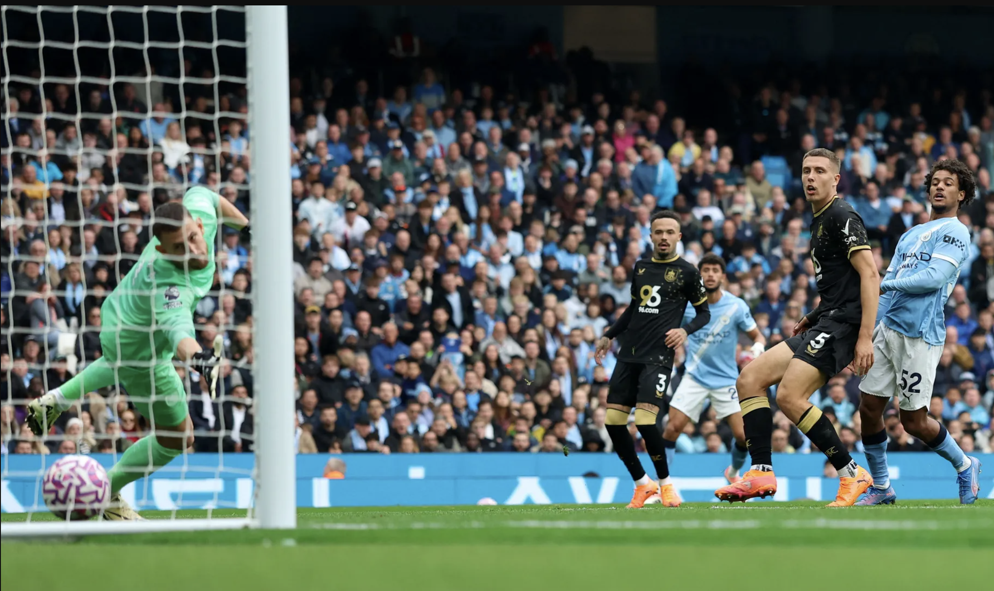 Thắng Burnley bằng hai c&uacute; đ&uacute;p, Man City bay cao Top 5 Ngoại hạng- Ảnh 4.