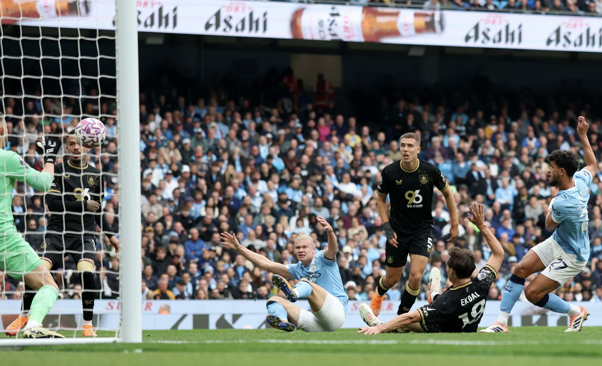Thắng Burnley bằng hai c&uacute; đ&uacute;p, Man City bay cao Top 5 Ngoại hạng- Ảnh 3.