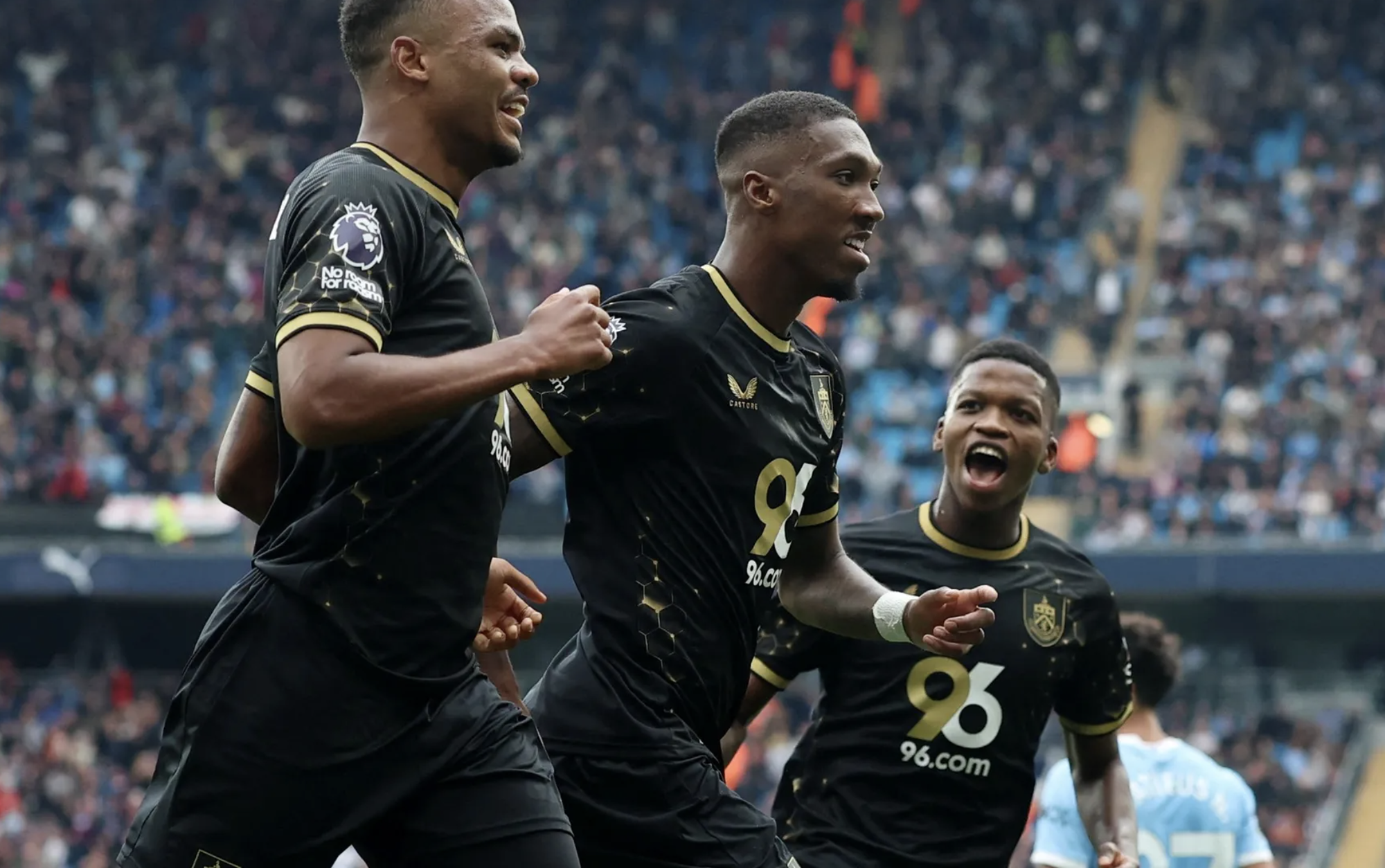 Thắng Burnley bằng hai c&uacute; đ&uacute;p, Man City bay cao Top 5 Ngoại hạng- Ảnh 2.