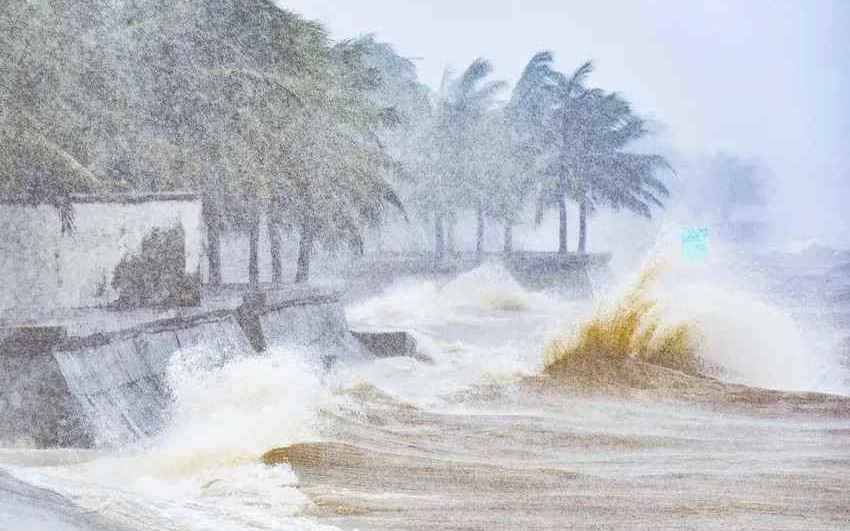 Bão số 10 Bualoi sắp đổ bộ: Ít nhất 4 địa phương cho học sinh nghỉ học ngày mai- Ảnh 2. Bão số 10 giật cấp 15, đang tiến vào đất liền, 3 tỉnh cảnh báo rủi ro thiên tai cấp 4