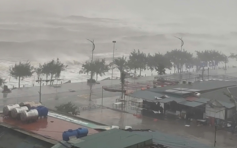 Cập nhật mới nhất Bão số 10: Bão Bualoi đang áp sát đất liền, nhiều nơi mưa to, gió giật cấp 9