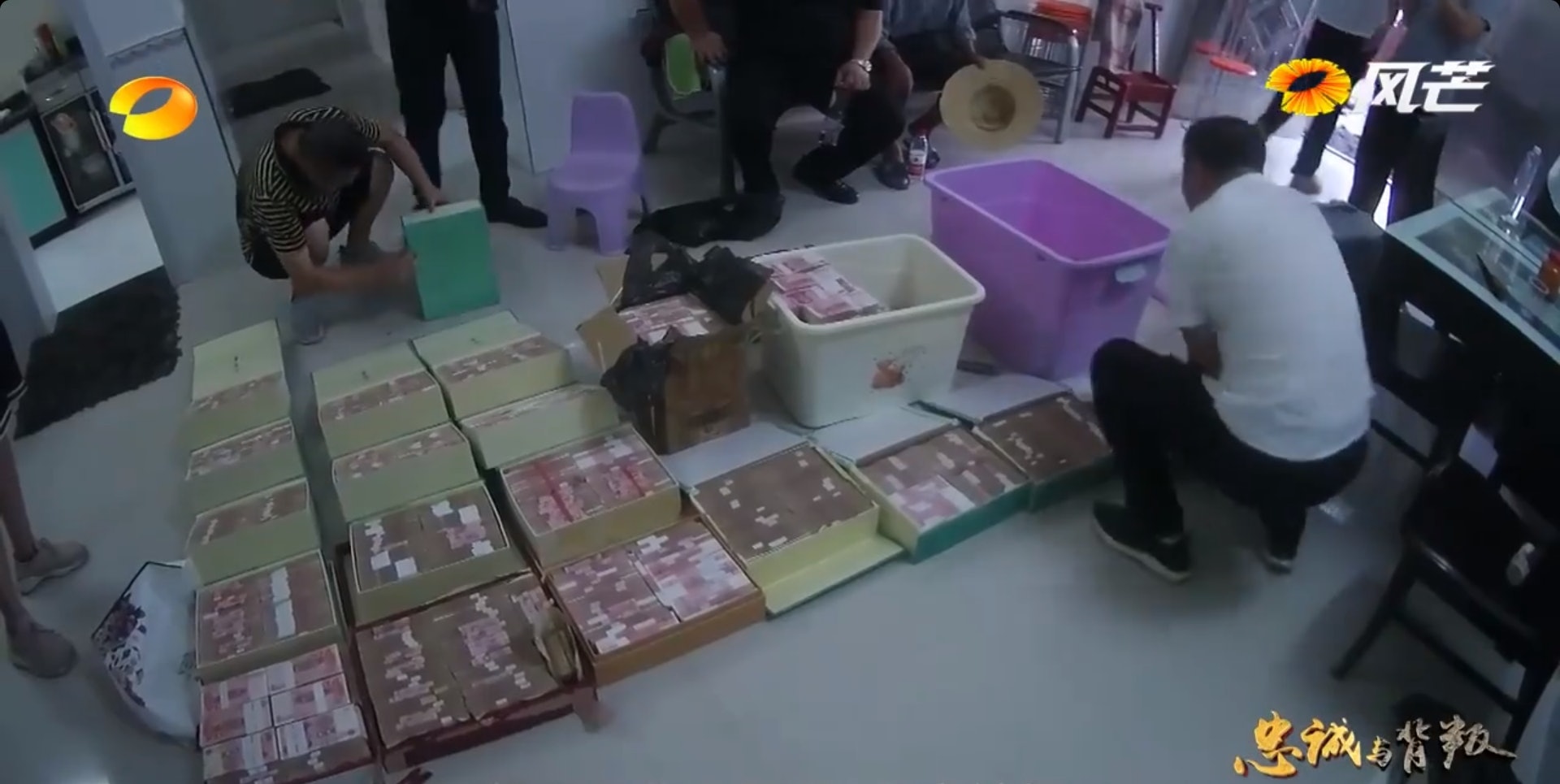 Chấn động Trung Quốc: 5 máy đếm tiền ‘sập nguồn’ vì bức tường tiền trong nhà quan tham- Ảnh 5.