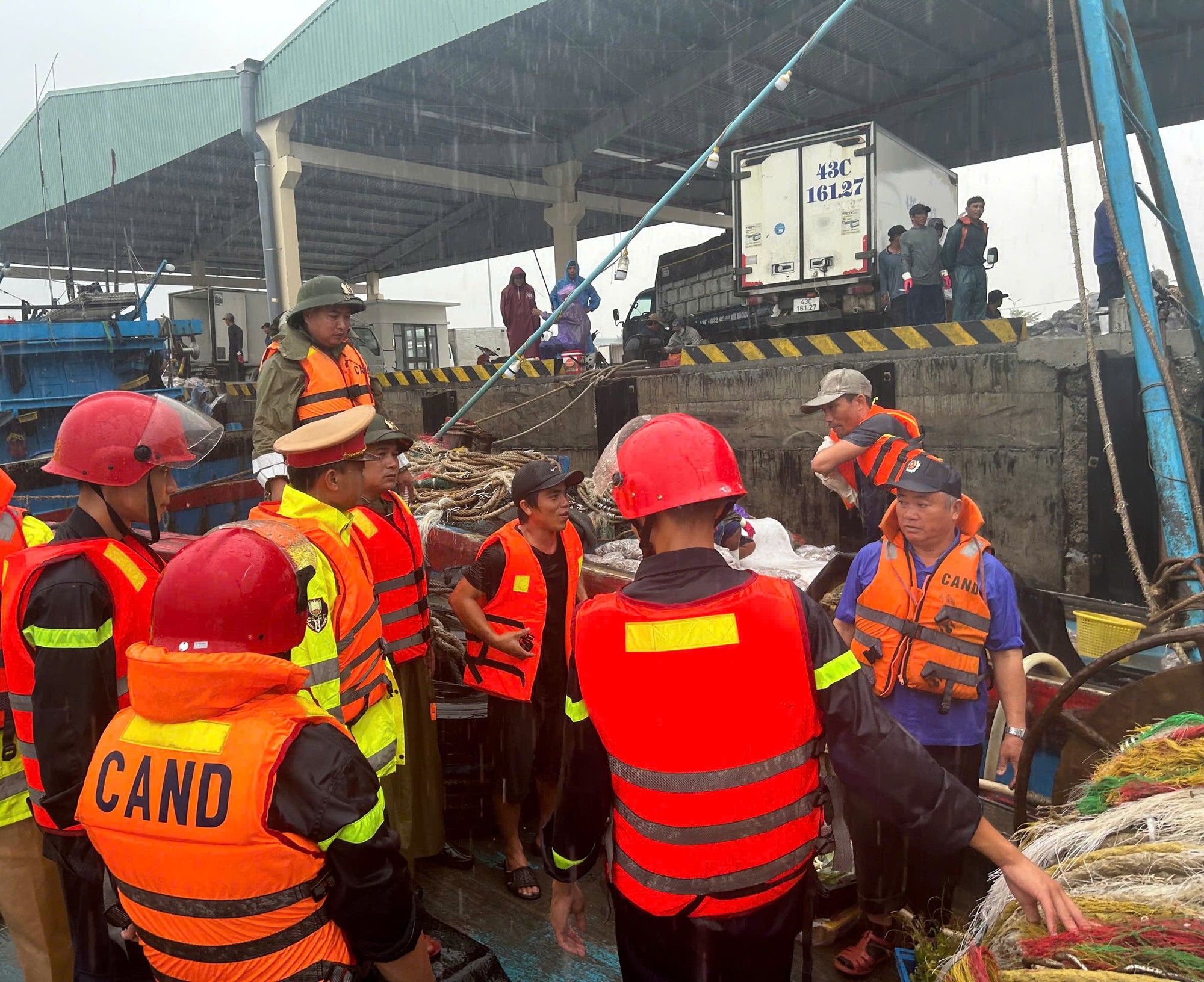 Cập nhật mới nhất Bão số 10: Bão Bualoi đang áp sát đất liền, nhiều nơi mưa to, gió giật cấp 9- Ảnh 2.