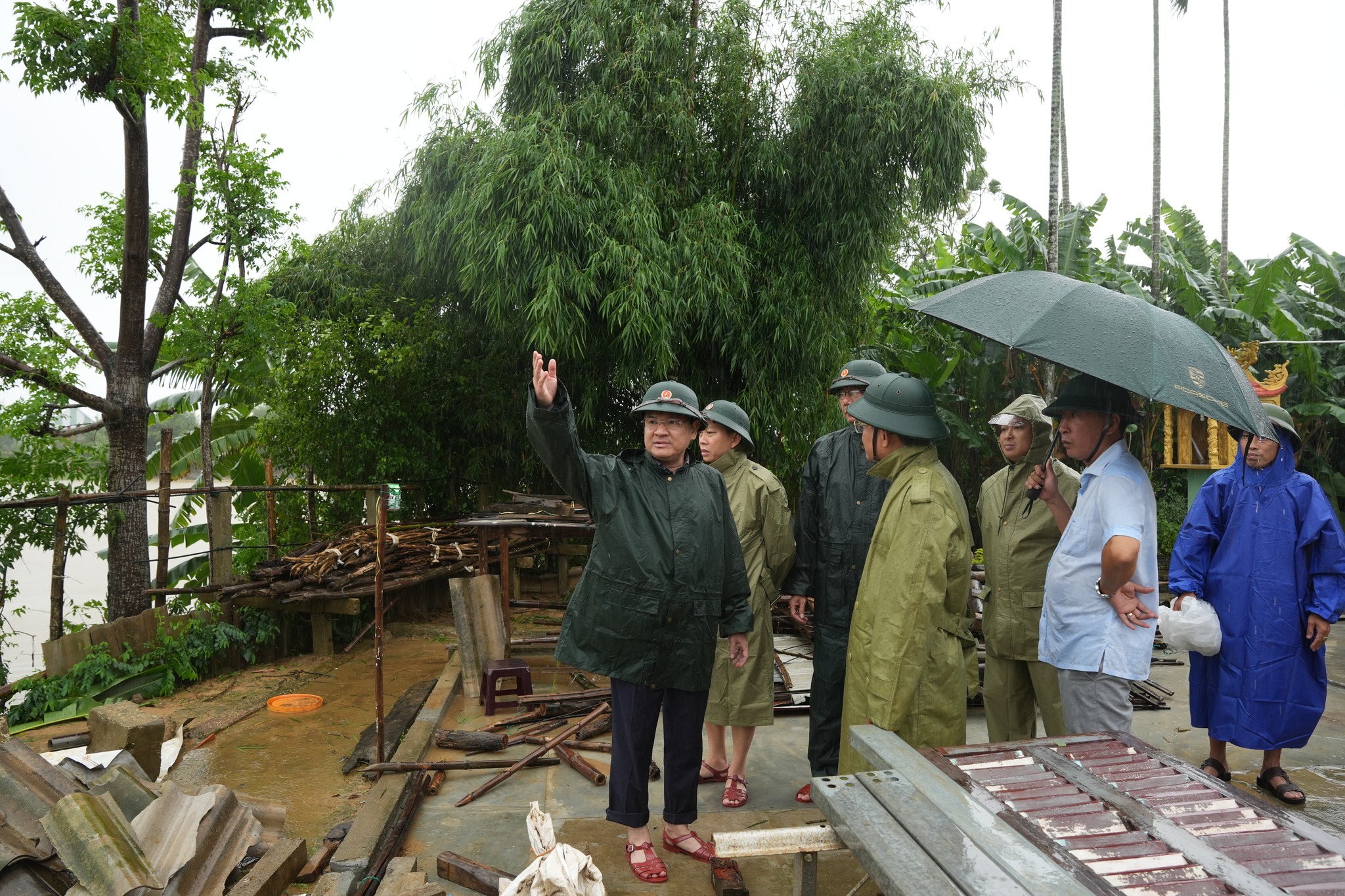 Cập nhật Bão số 10: Bão Bualoi đang tiến thẳng vào Huế, nhiều nơi mưa to, gió giật cấp 15- Ảnh 1. Cập nhật Bão số 10: Bão Bualoi đang tiến thẳng vào Huế, nhiều nơi mưa to, gió giật cấp 15- Ảnh 1.