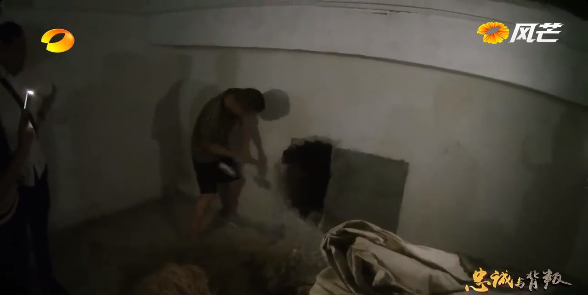 Chấn động Trung Quốc: 5 máy đếm tiền ‘sập nguồn’ vì bức tường tiền trong nhà quan tham- Ảnh 4.