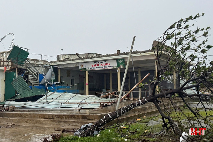 Bão số 10 với sức gió kinh hoàng đã đổ bộ vào đất liền: Mưa rất to, hàng loạt nhà dân bị sập, tốc mái - Ảnh 2.