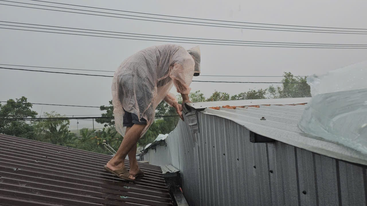 Người dân Huế dùng ‘cách lạ’ chằng chống nhà cửa trước bão gió ra sao?- Ảnh 6.