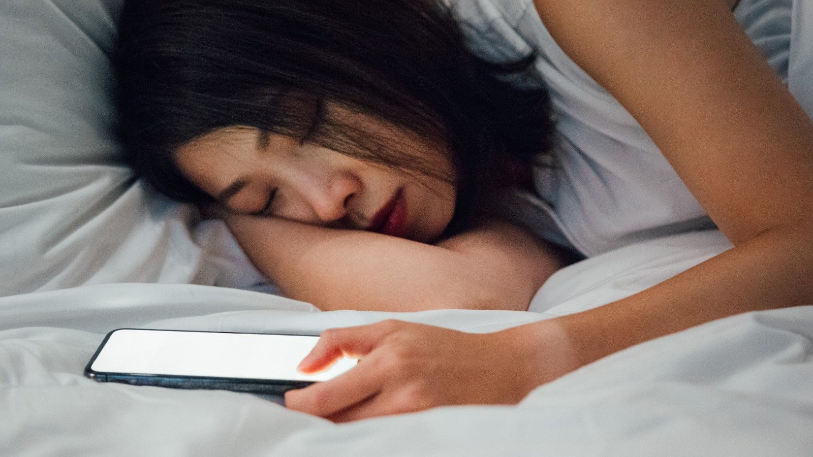 Điện thoại tự tắt rồi khởi động lại vào ban đêm: Coi chừng mất sạch tiền trong tài khoản, đây là những việc cần làm ngay!- Ảnh 1.