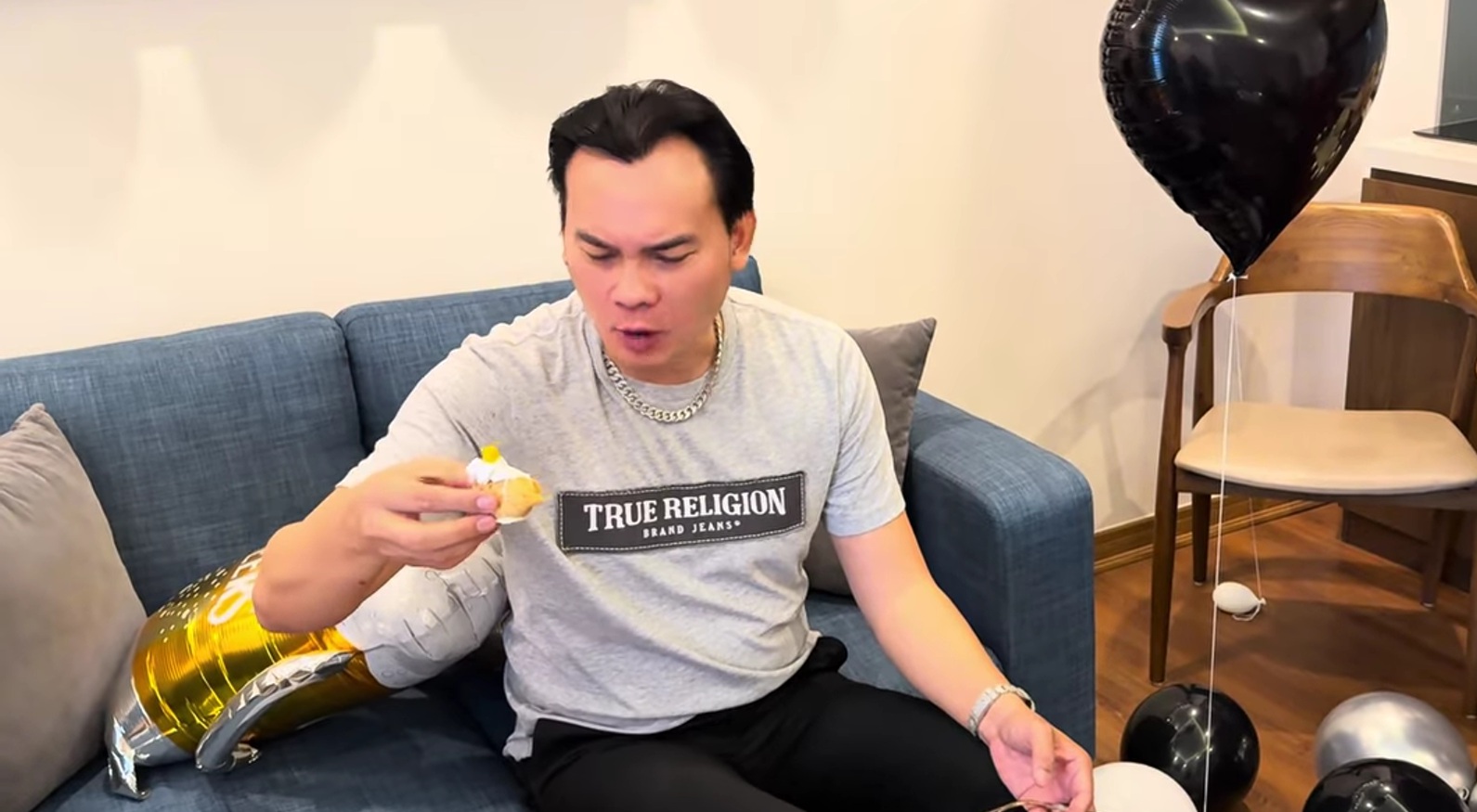 Nam NSƯT từ Mỹ về ra Hải Phòng, tuyên bố thẳng 1 việc- Ảnh 2. Nam NSƯT từ Mỹ về ra Hải Phòng, tuyên bố thẳng 1 việc- Ảnh 2.
